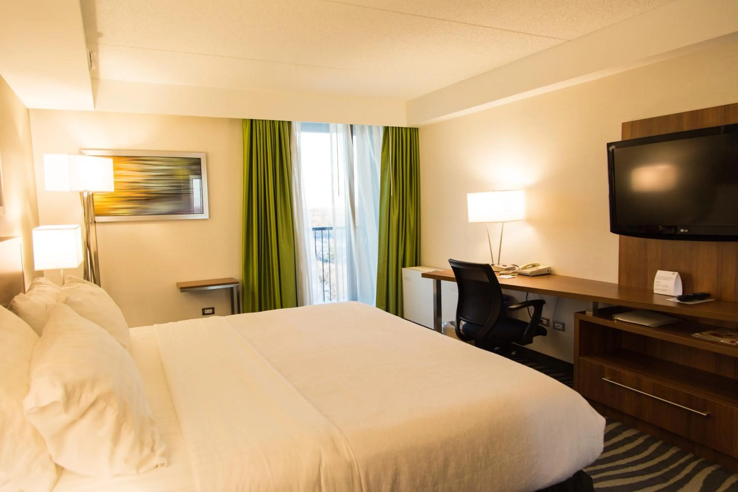 Photo of the whole room, Bed in Holiday Inn Winnipeg - Airport West, an IHG Hotel