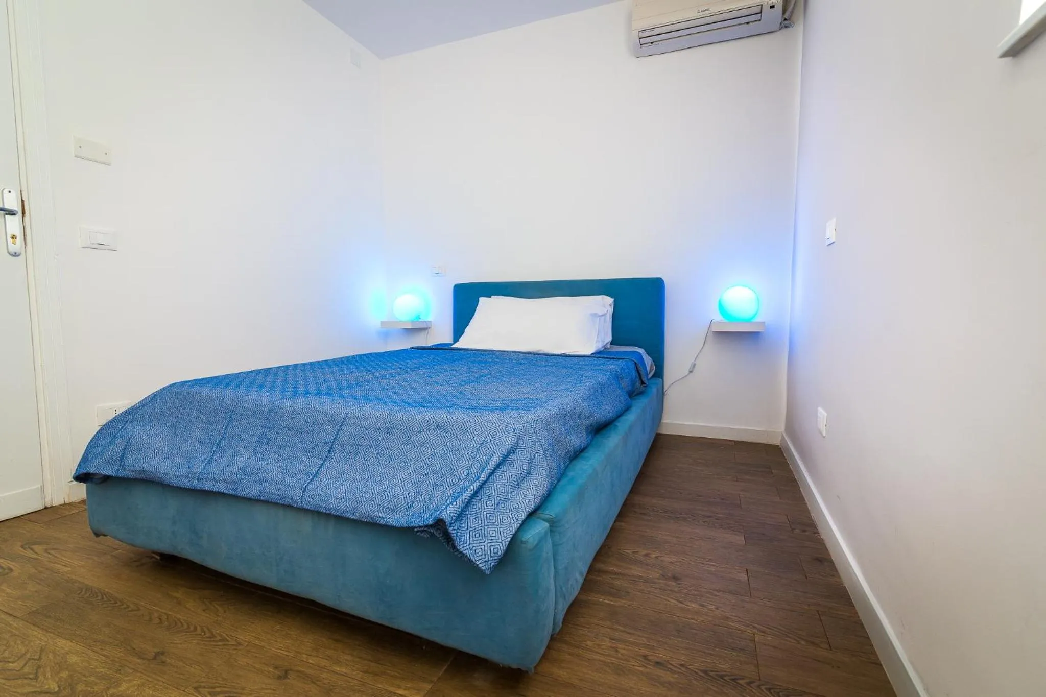 Photo of the whole room, Bed in Liberty Suites