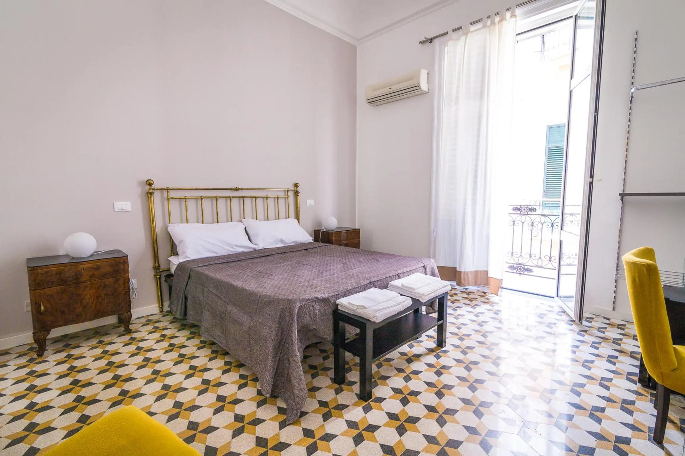 Photo of the whole room, Bed in Liberty Suites