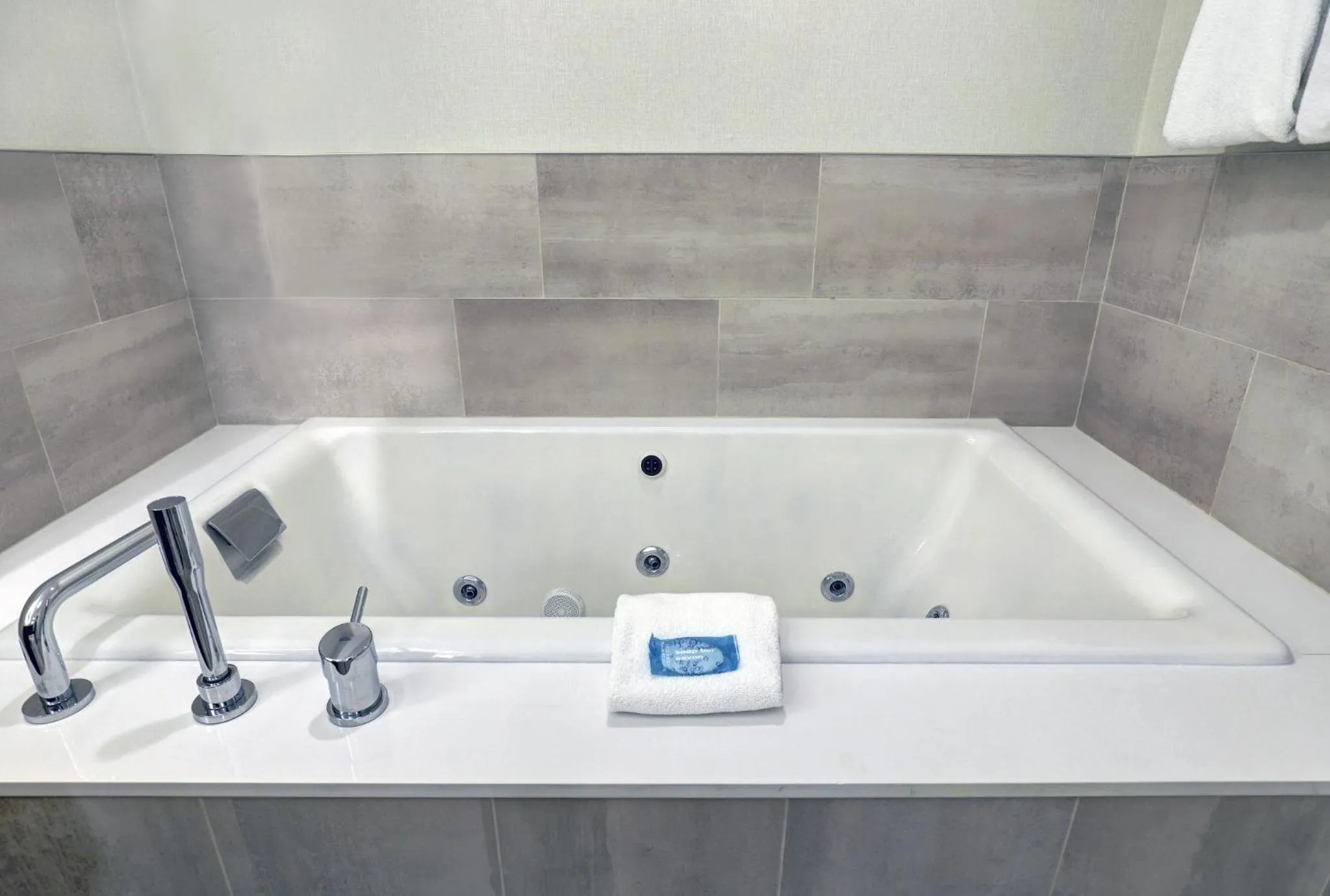 Photo of the whole room in Holiday Inn Express Whitby Oshawa by IHG