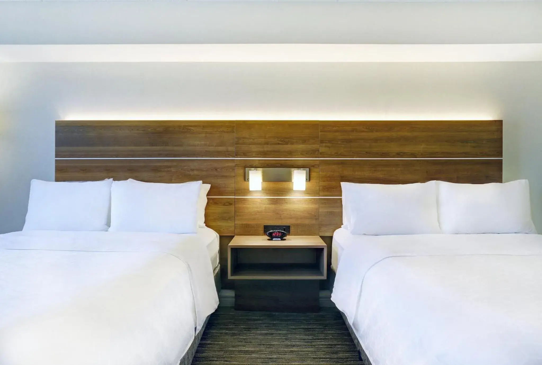 Photo of the whole room, Bed in Holiday Inn Express Whitby Oshawa by IHG Photo of the whole room, Bed in Holiday Inn Express Whitby Oshawa by IHG