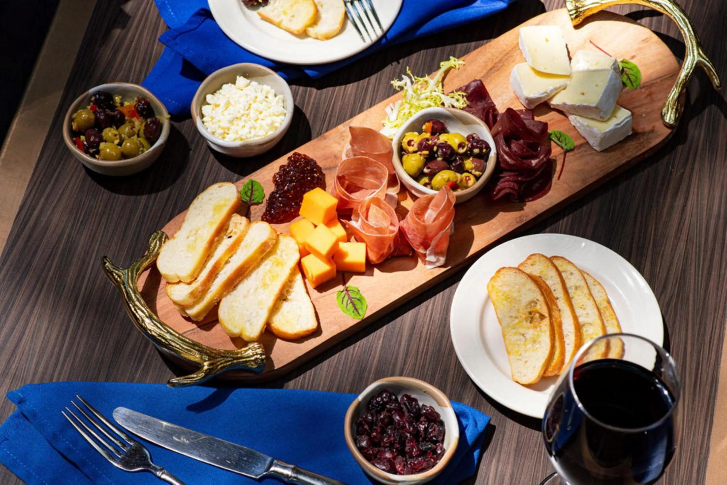 Restaurant/places to eat in Holiday Inn Toronto International Airport by IHG