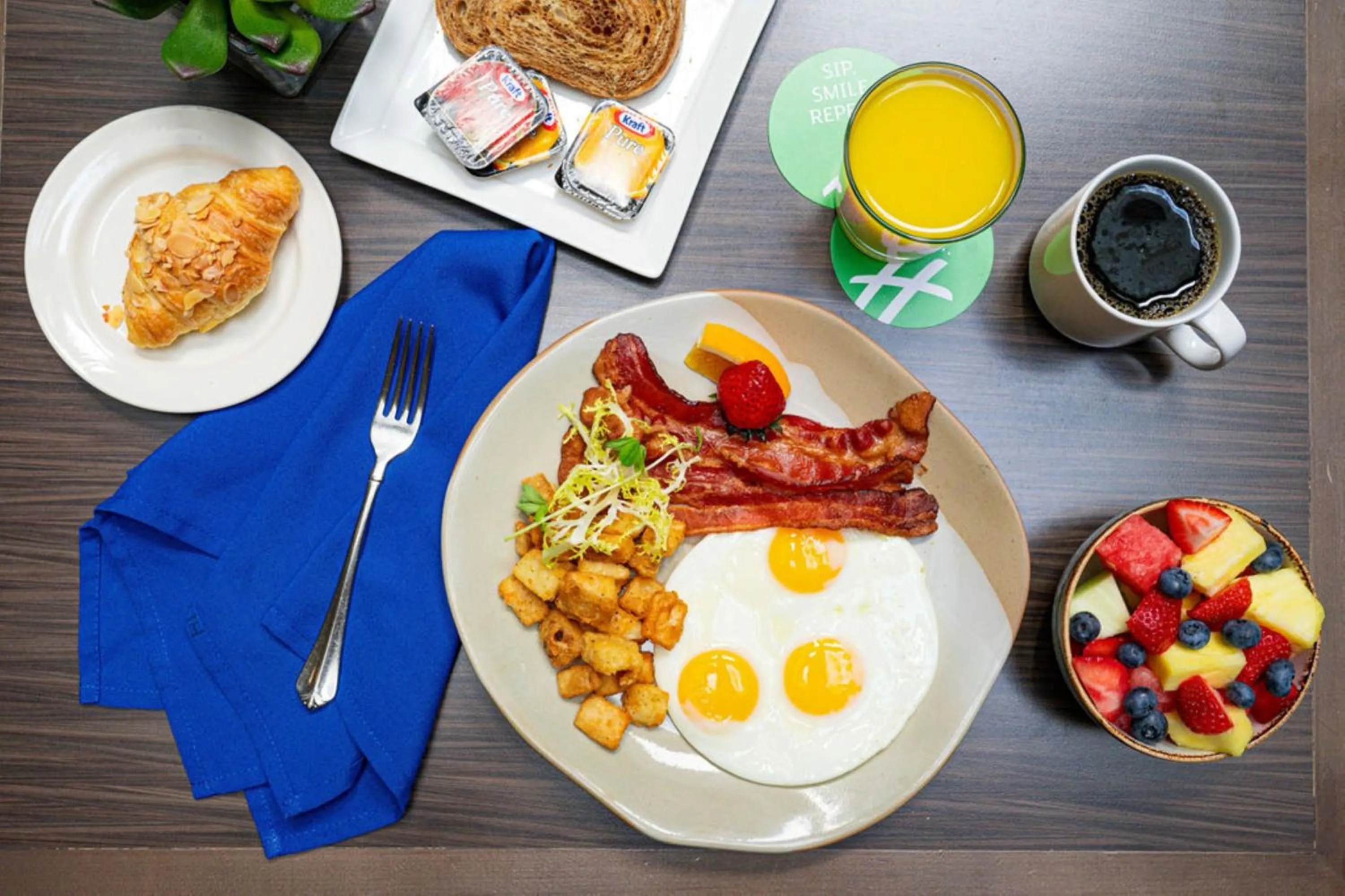 Restaurant/places to eat in Holiday Inn Toronto International Airport by IHG