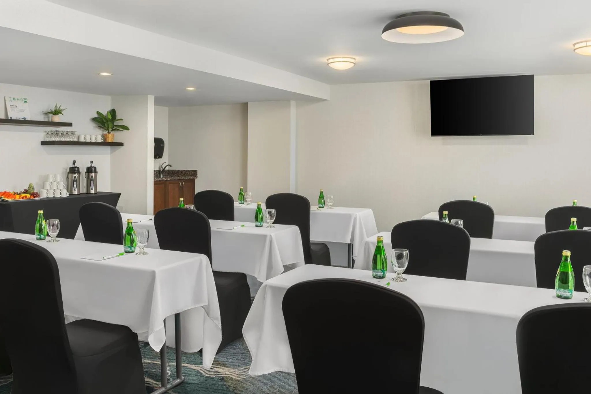 Meeting/conference room in Holiday Inn Oakville Centre by IHG