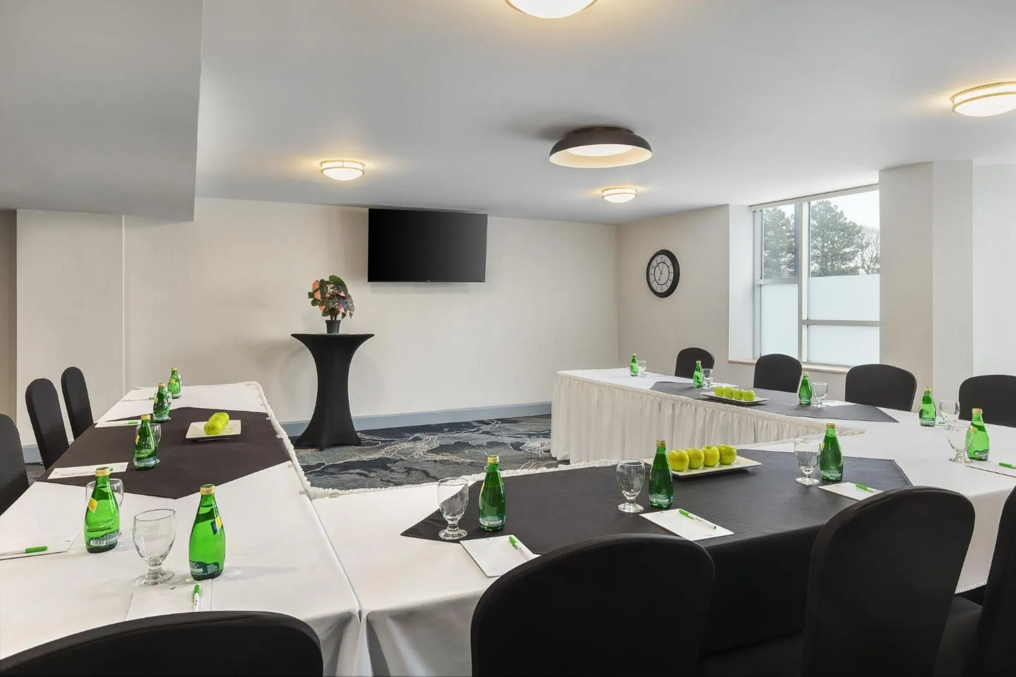 Meeting/conference room in Holiday Inn Oakville Centre by IHG