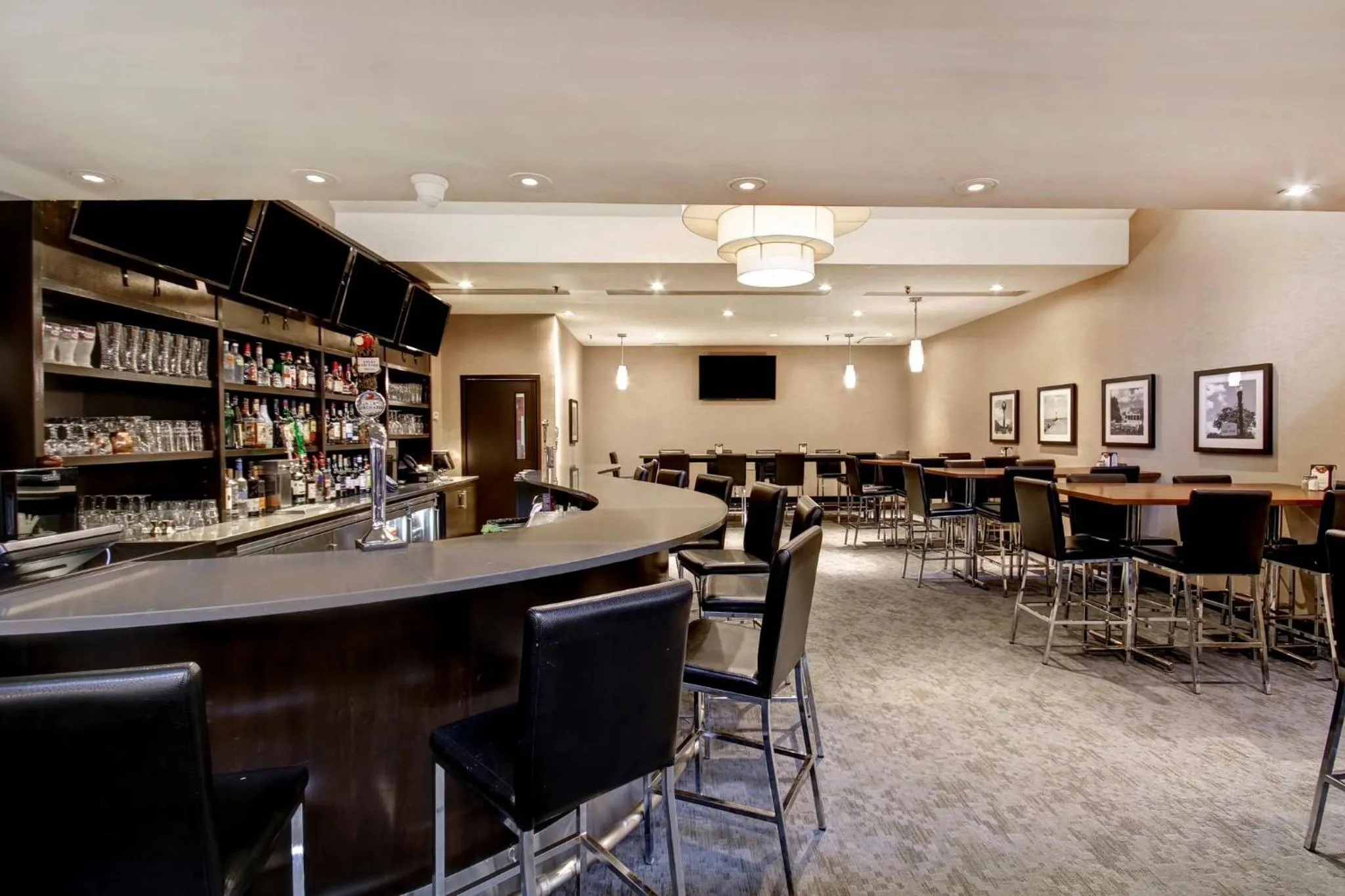 Lounge or bar in Holiday Inn Oakville Centre by IHG