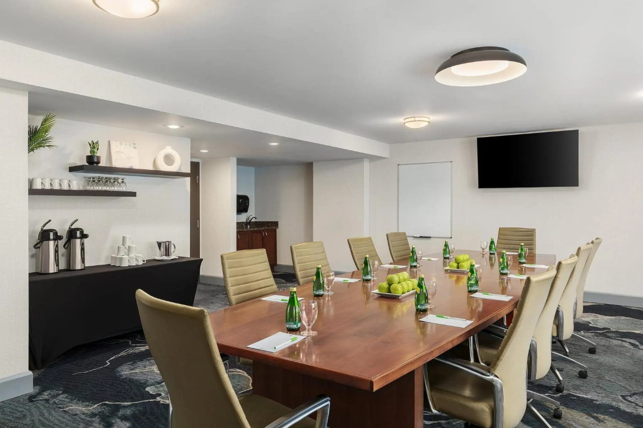 Meeting/conference room in Holiday Inn Oakville Centre by IHG