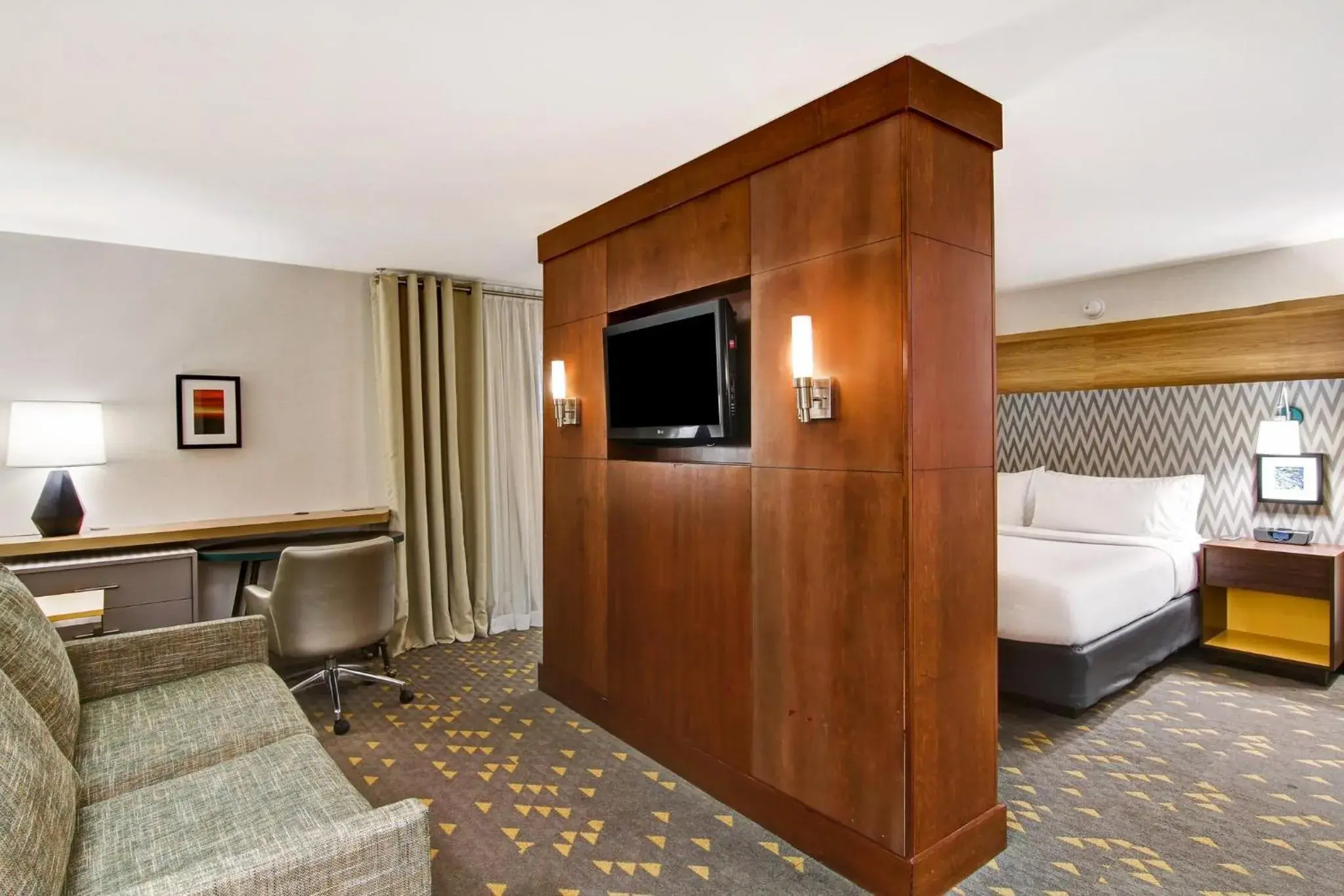 Photo of the whole room, Bed in Holiday Inn Oakville Centre by IHG Photo of the whole room, Bed in Holiday Inn Oakville Centre by IHG