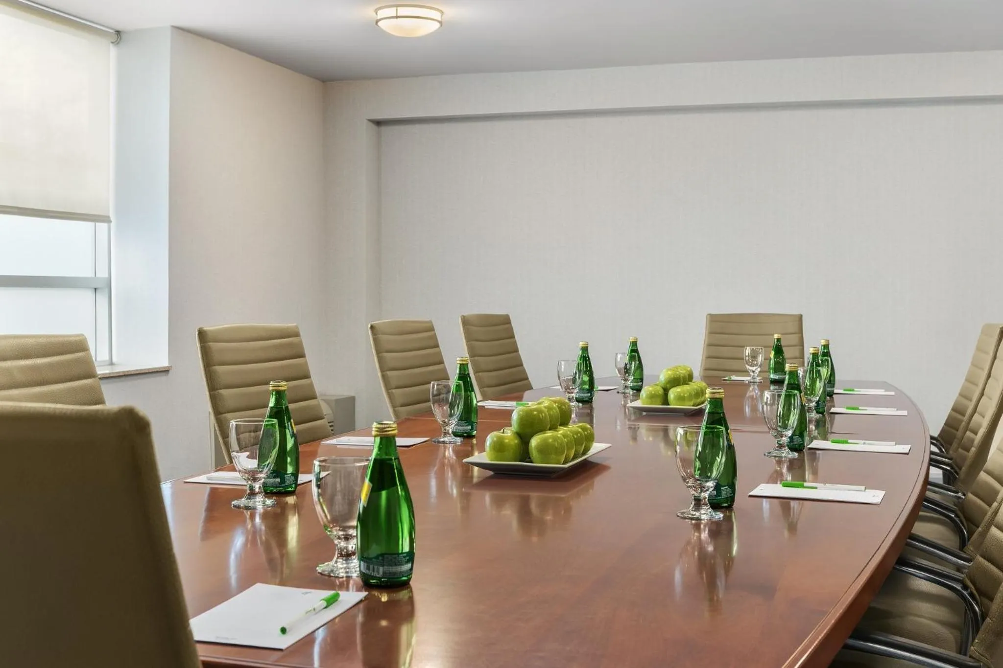 Meeting/conference room in Holiday Inn Oakville Centre by IHG