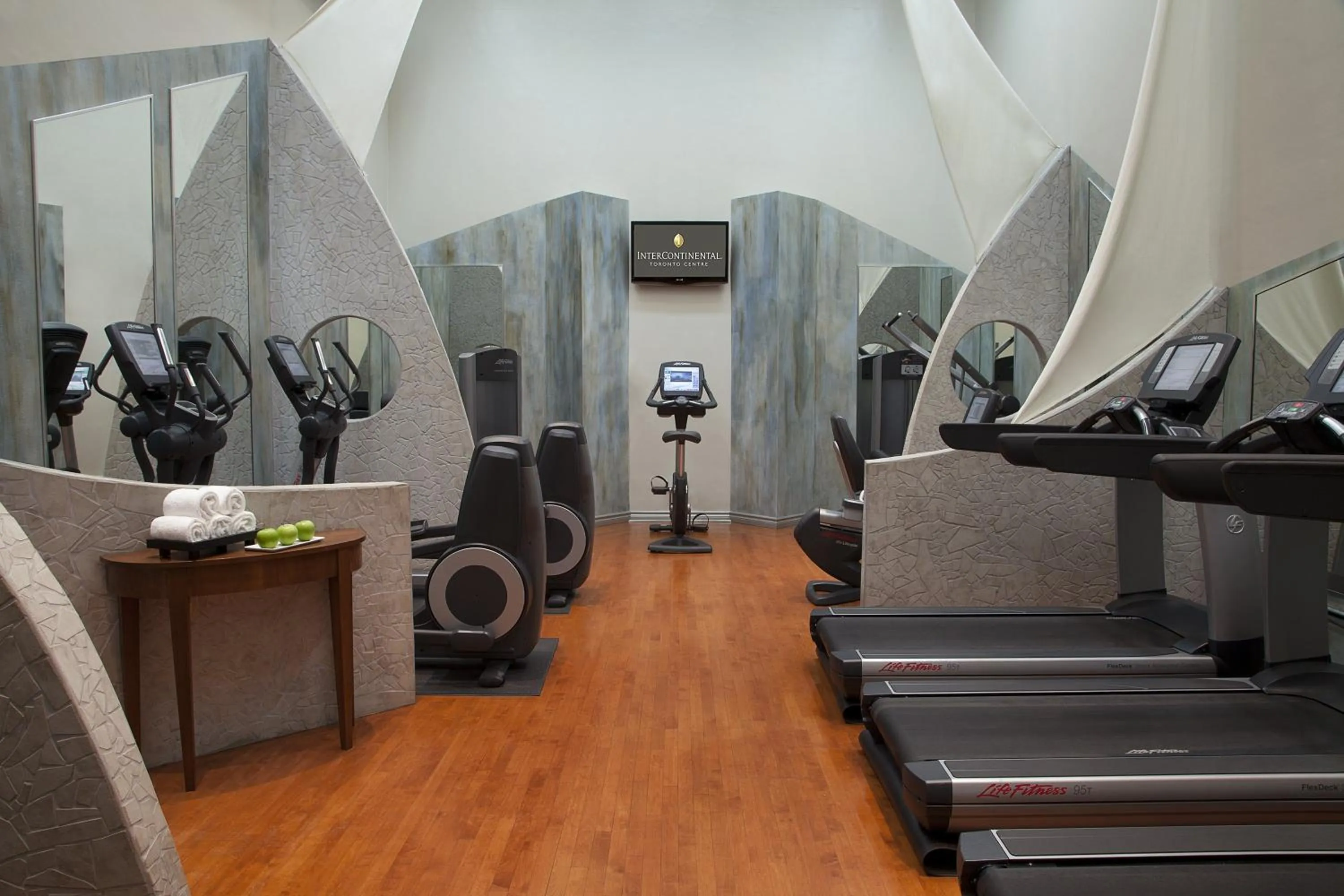 Fitness centre/facilities in InterContinental Toronto Centre by IHG