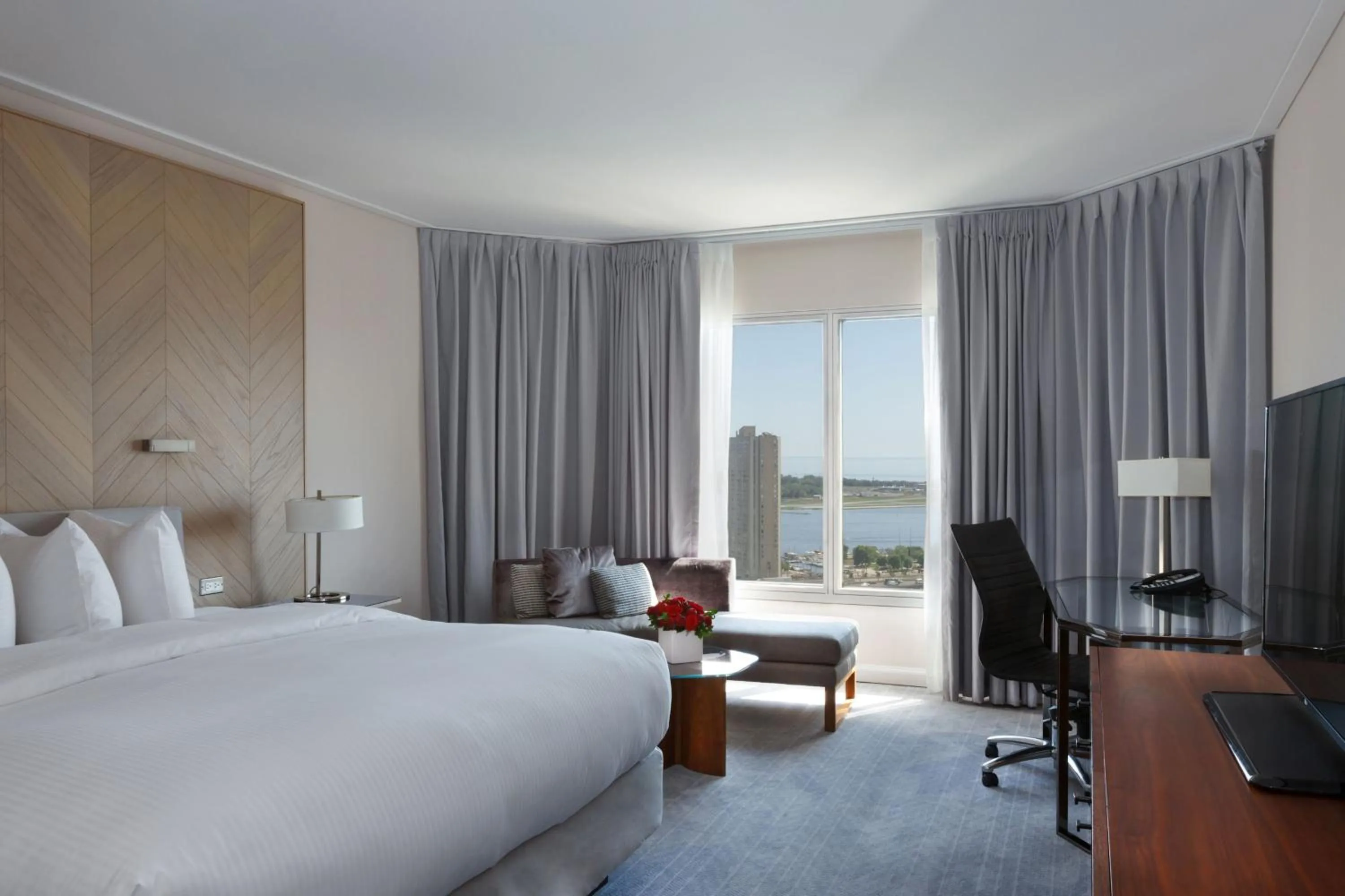 Photo of the whole room, Bed in InterContinental Toronto Centre by IHG