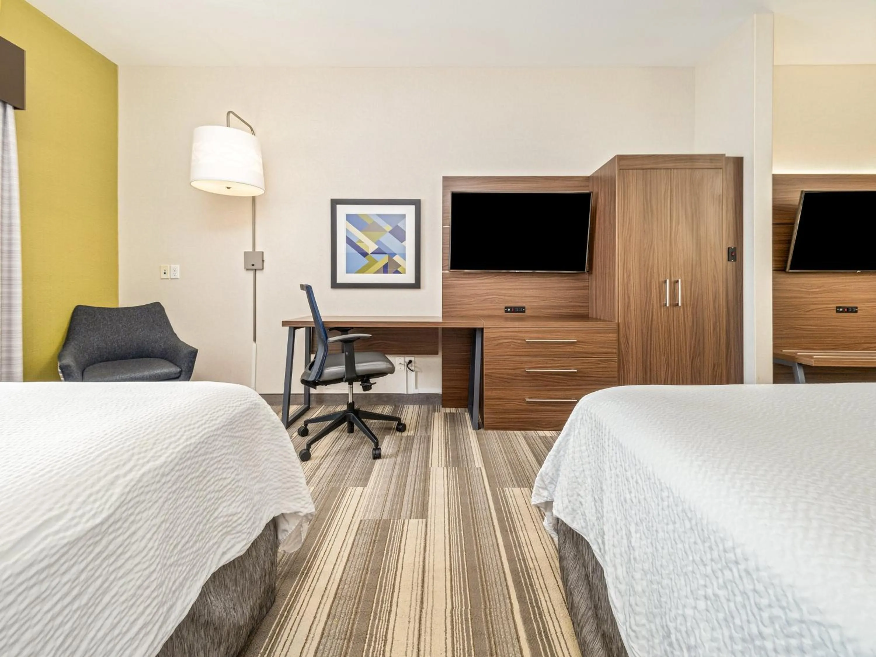 Photo of the whole room, Bed in Holiday Inn Express & Suites Medicine Hat by IHG