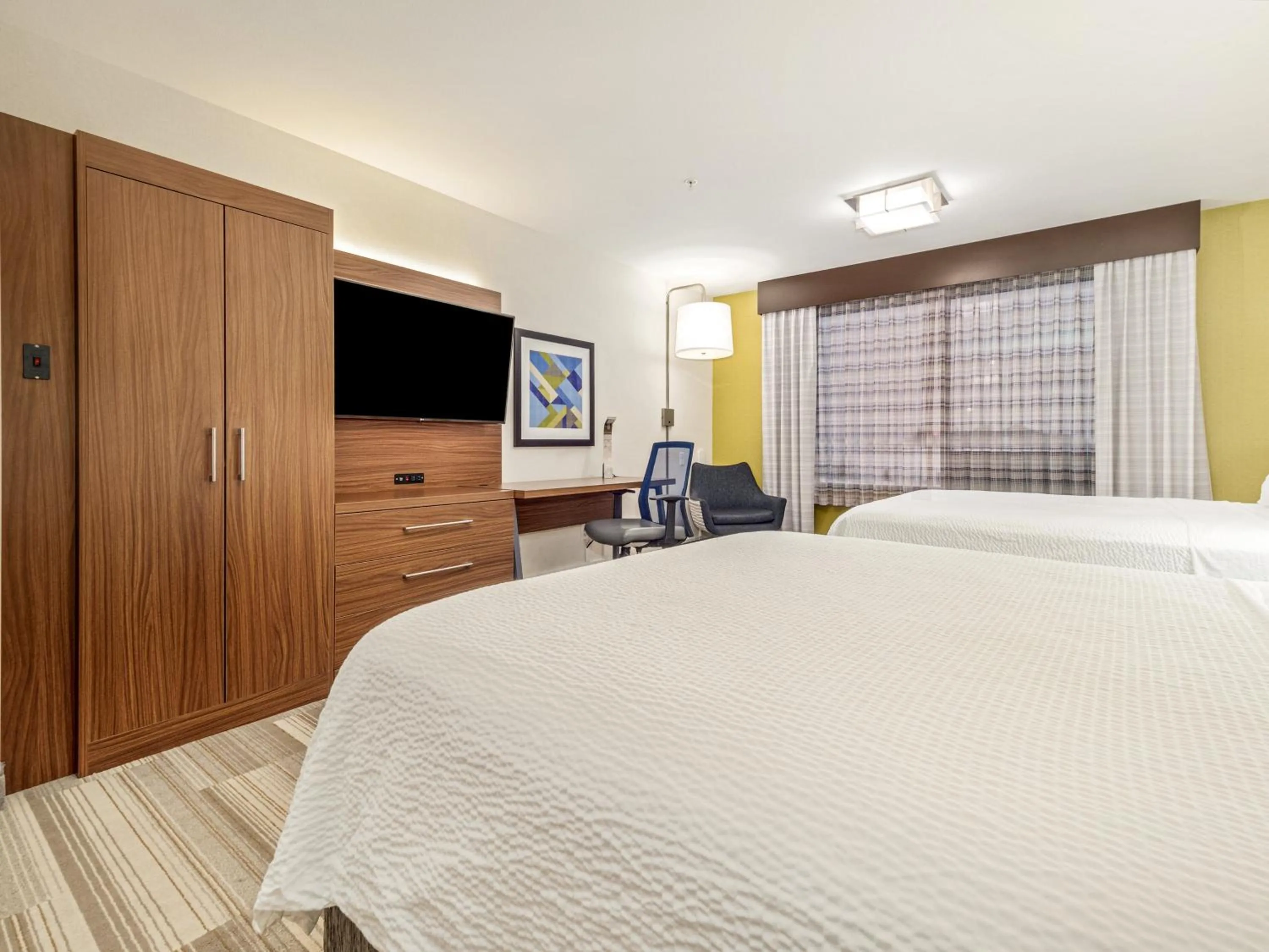 Photo of the whole room, Bed in Holiday Inn Express & Suites Medicine Hat by IHG