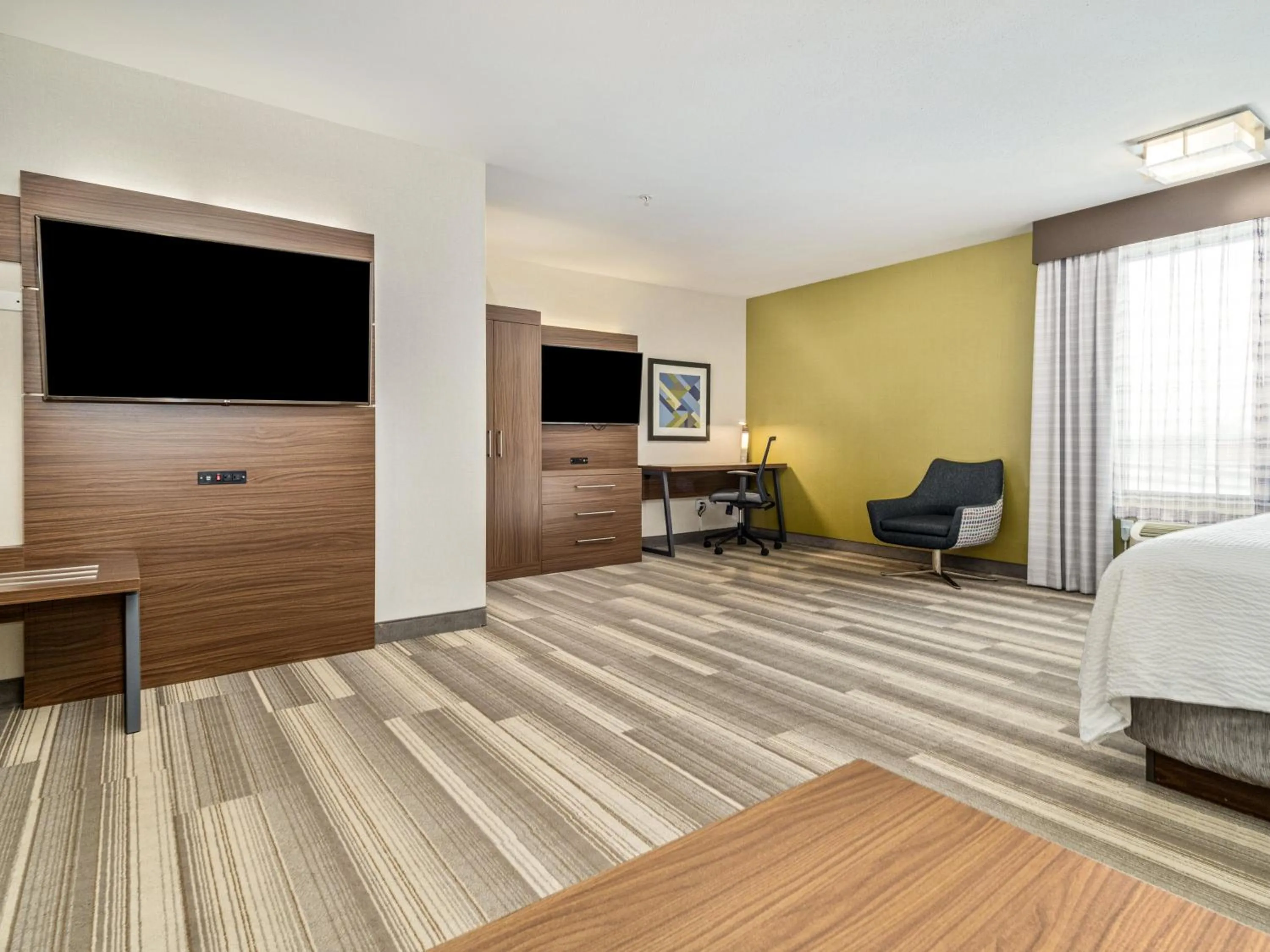 Photo of the whole room, Bed in Holiday Inn Express & Suites Medicine Hat by IHG