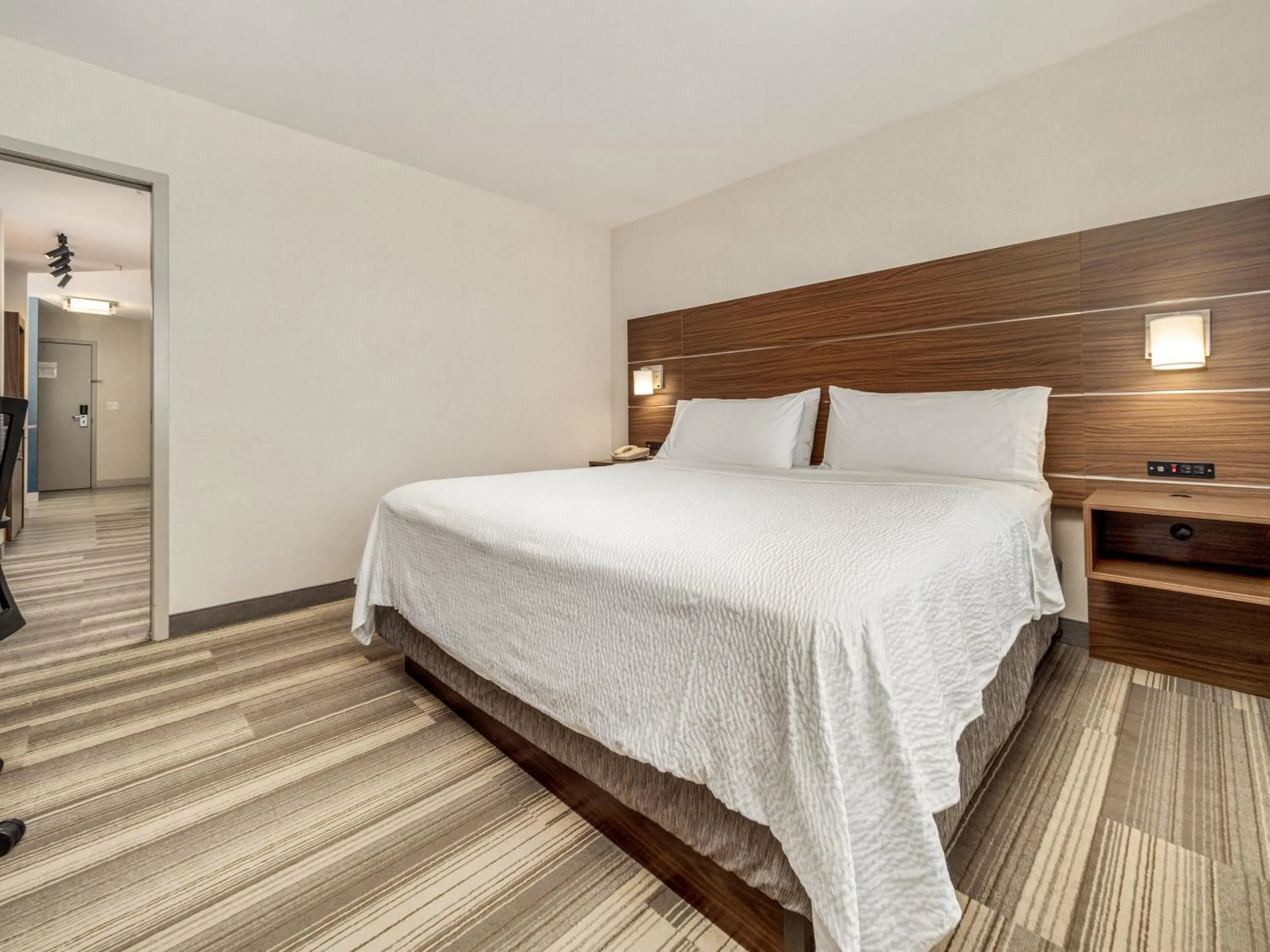 Photo of the whole room, Bed in Holiday Inn Express & Suites Medicine Hat by IHG