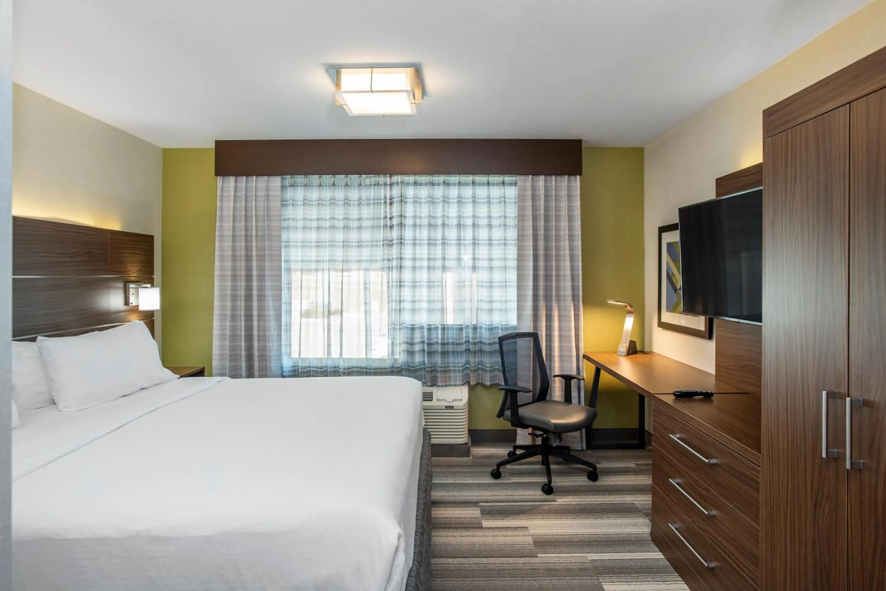 Photo of the whole room, Bed in Holiday Inn Express & Suites Medicine Hat by IHG