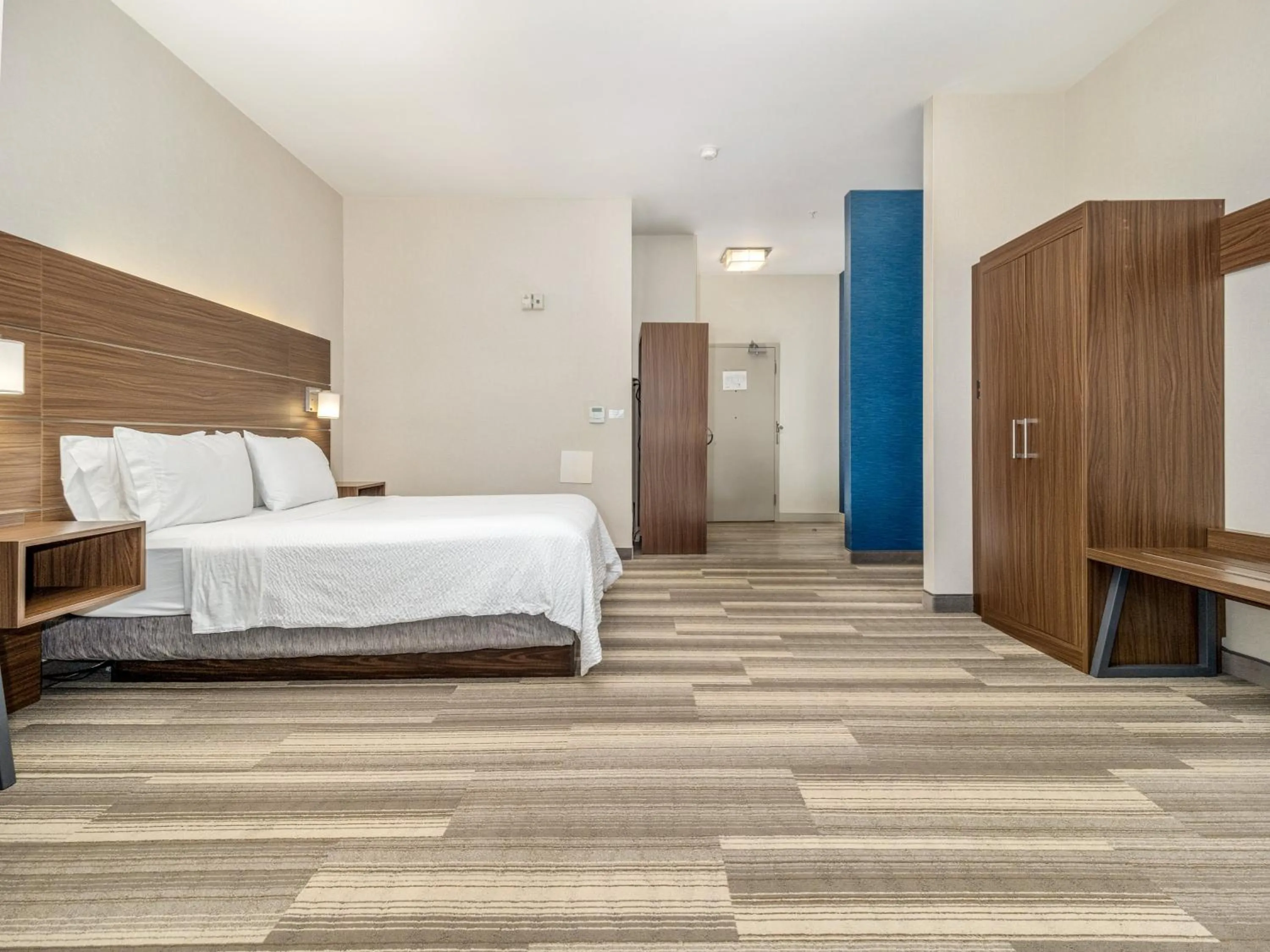 Photo of the whole room, Bed in Holiday Inn Express & Suites Medicine Hat by IHG