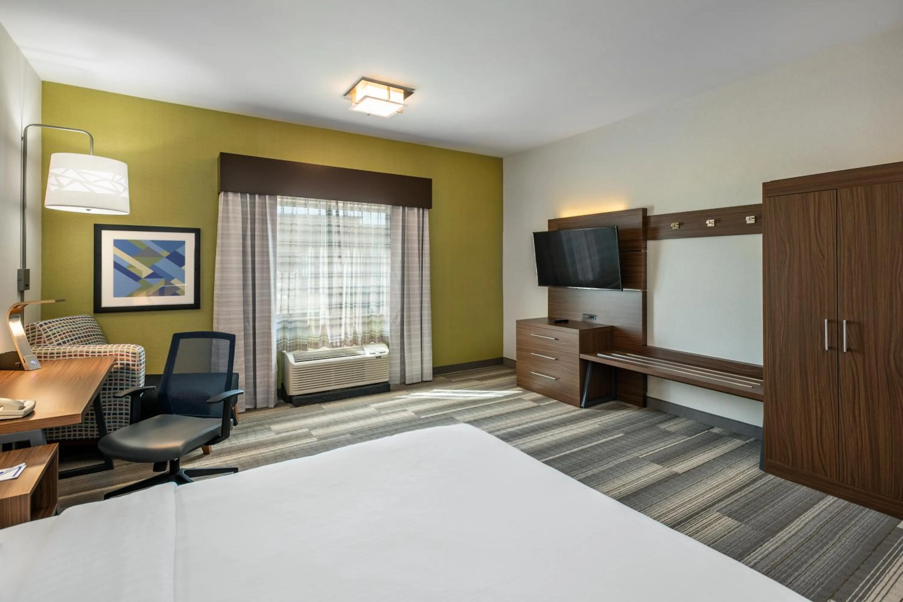 TV and multimedia, Bed in Holiday Inn Express & Suites Medicine Hat by IHG