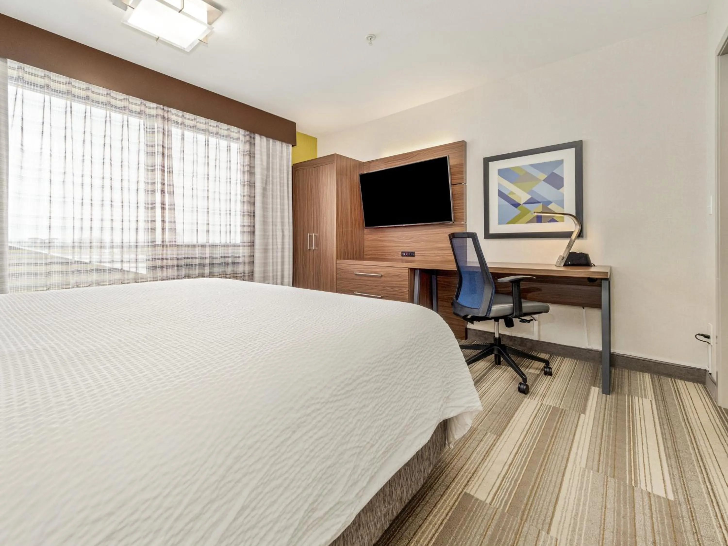 Photo of the whole room, Bed in Holiday Inn Express & Suites Medicine Hat by IHG