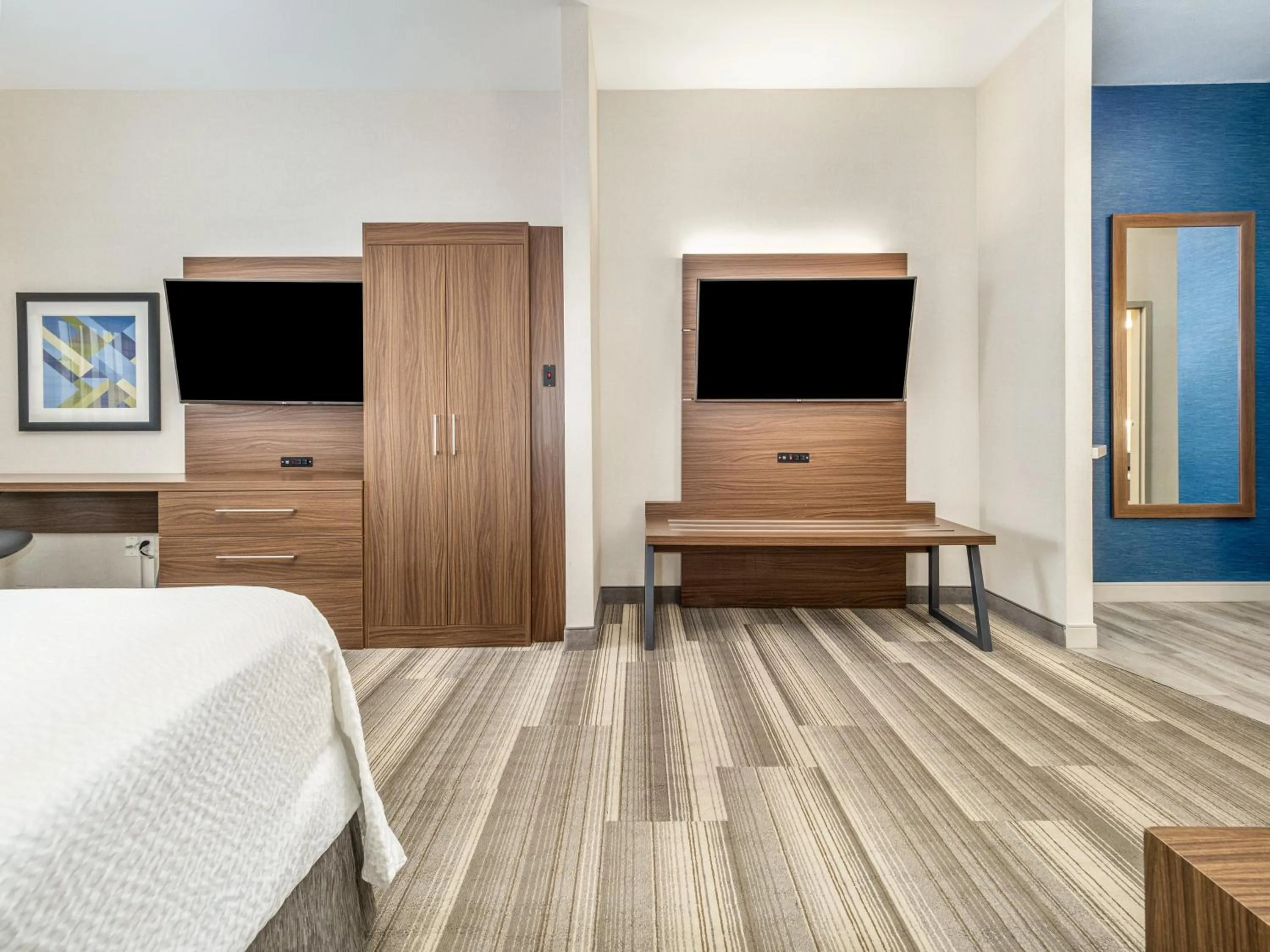 Photo of the whole room, Bed in Holiday Inn Express & Suites Medicine Hat by IHG