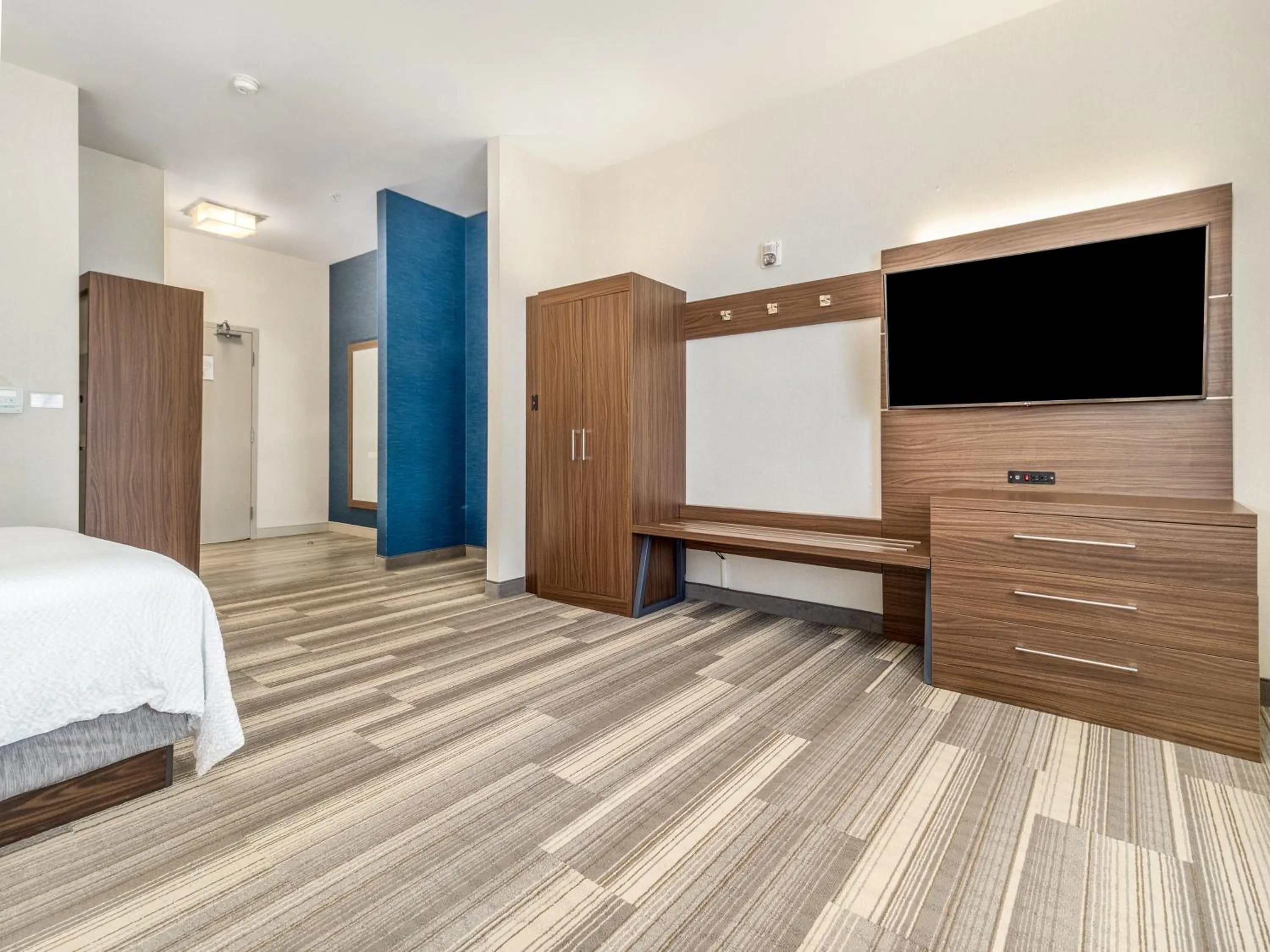 Photo of the whole room, Bed in Holiday Inn Express & Suites Medicine Hat by IHG