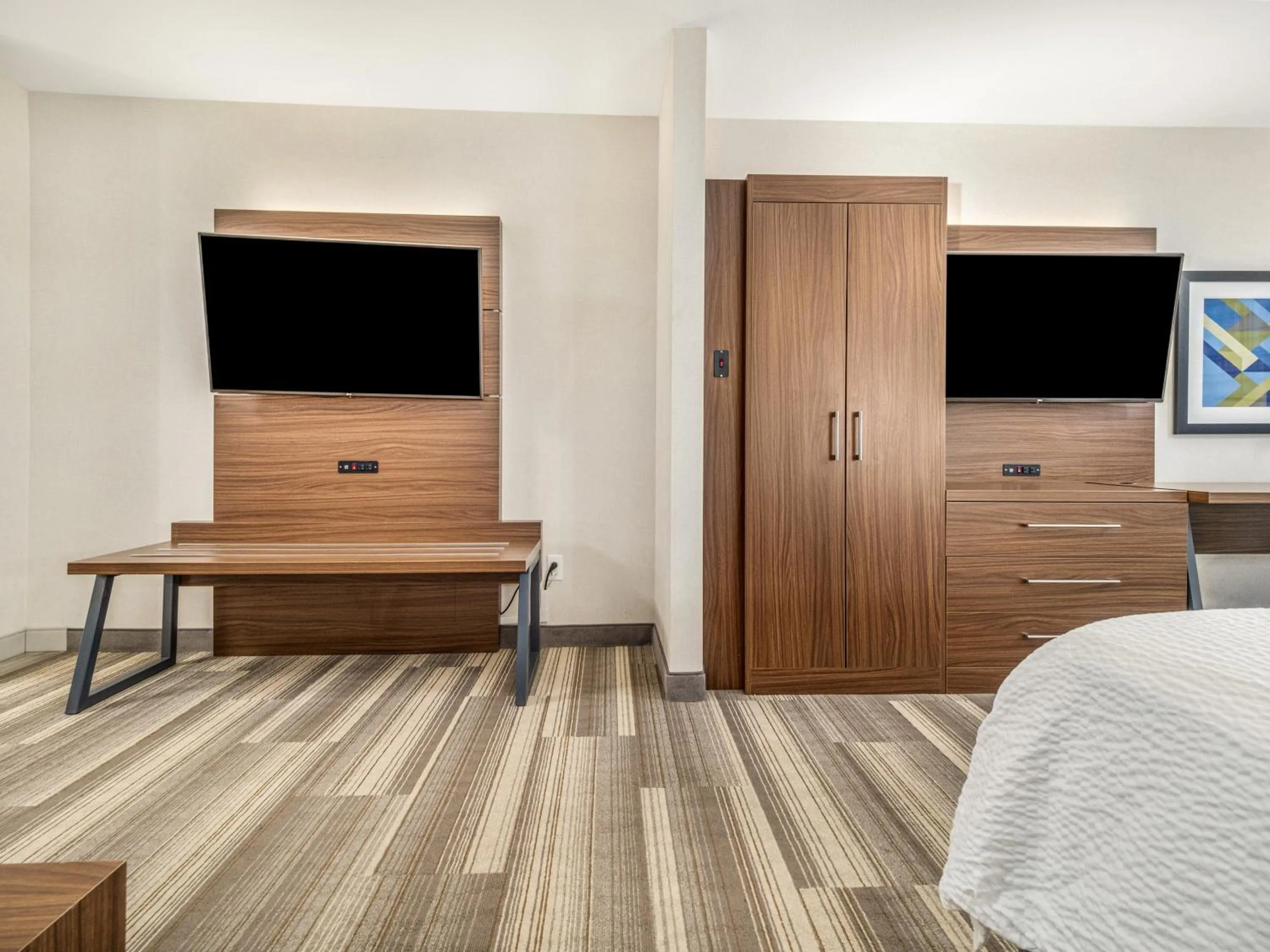 Photo of the whole room, Bed in Holiday Inn Express & Suites Medicine Hat by IHG