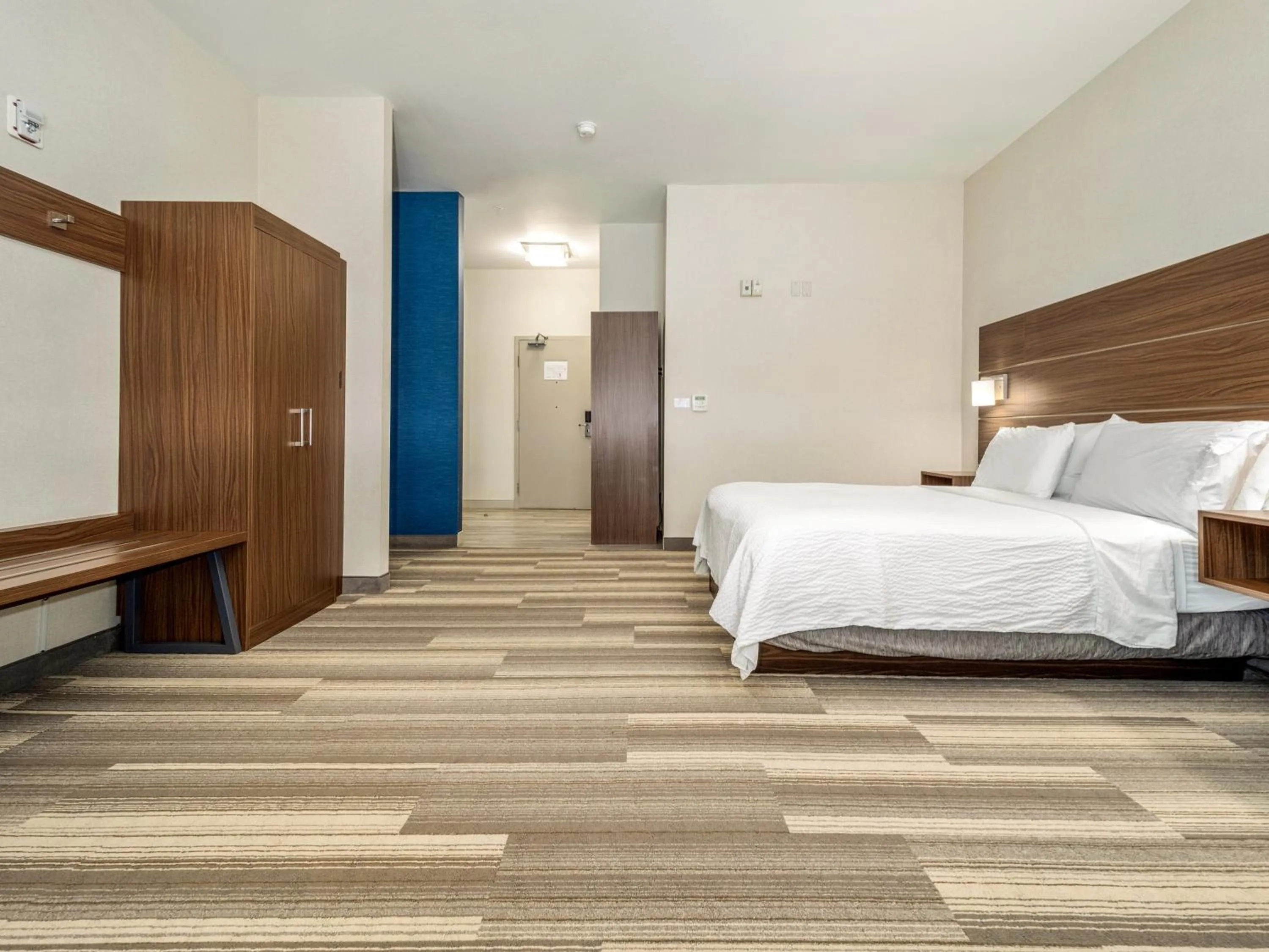 Photo of the whole room, Bed in Holiday Inn Express & Suites Medicine Hat by IHG