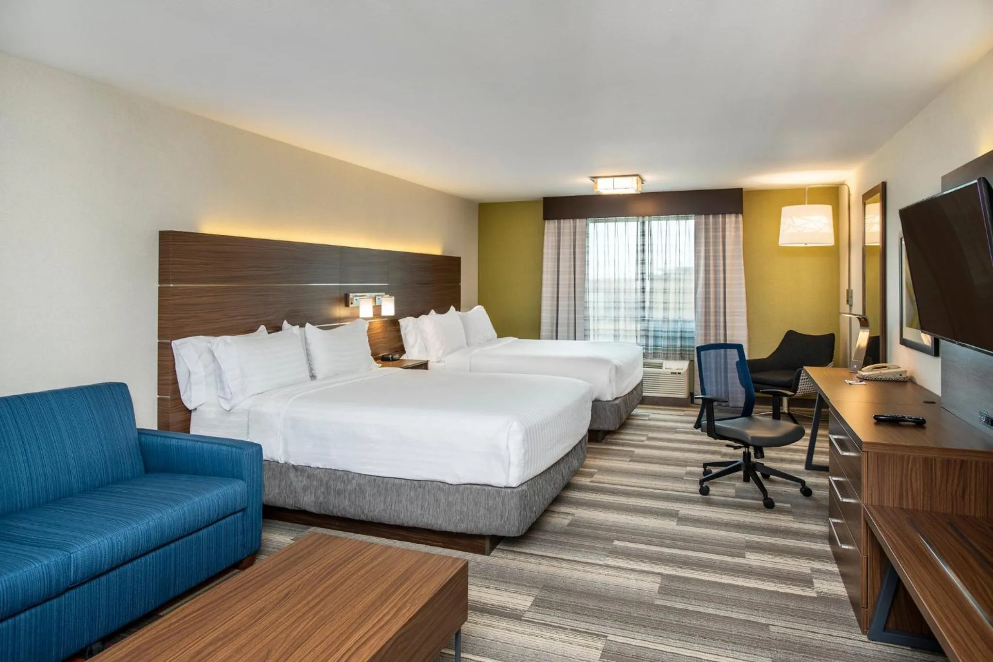 Photo of the whole room, Bed in Holiday Inn Express & Suites Medicine Hat by IHG