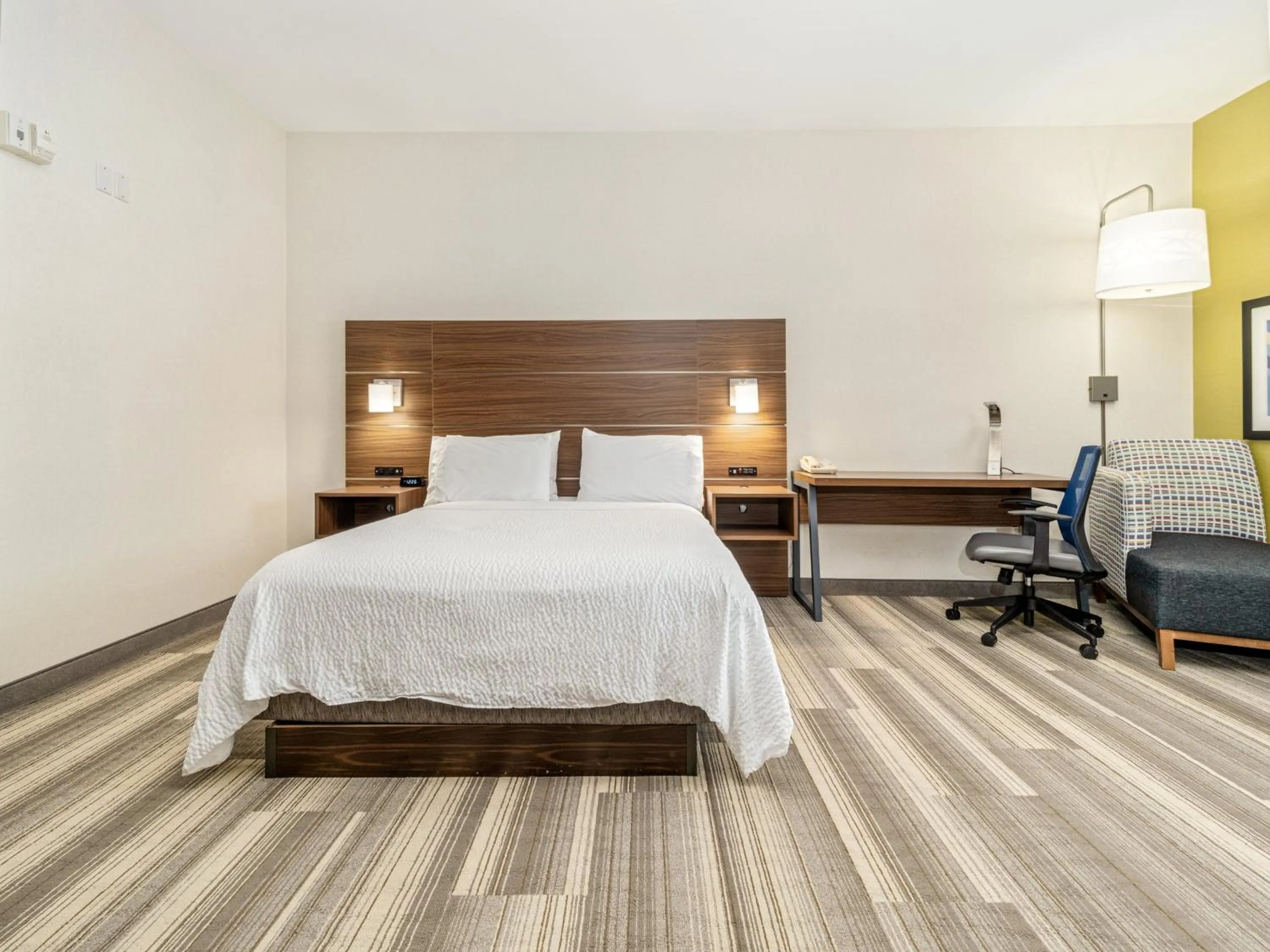 Photo of the whole room, Bed in Holiday Inn Express & Suites Medicine Hat by IHG