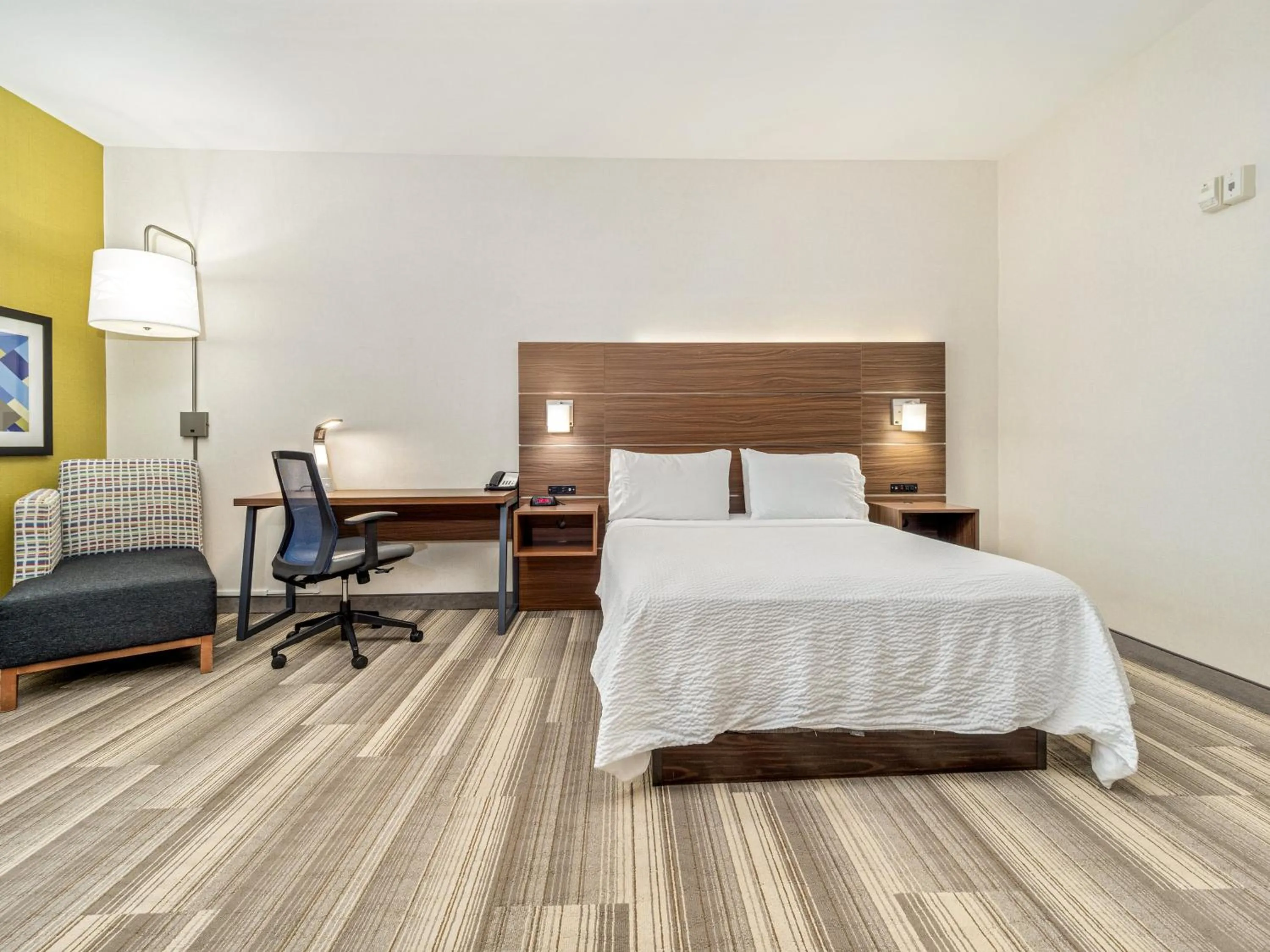 Photo of the whole room, Bed in Holiday Inn Express & Suites Medicine Hat by IHG