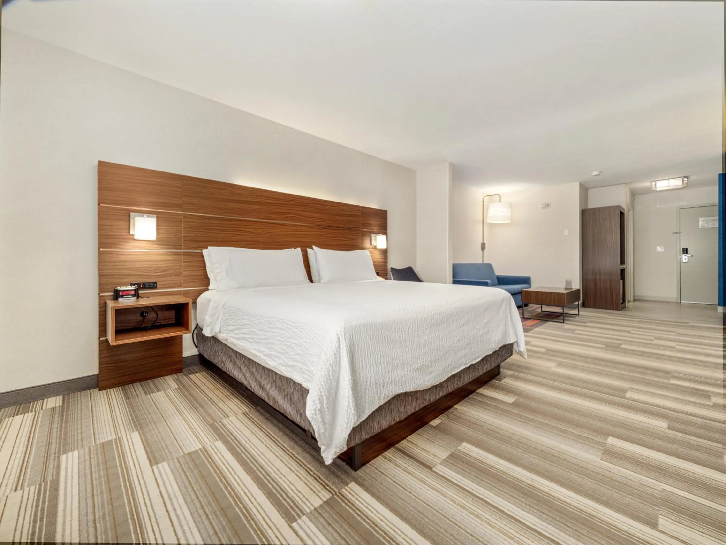 Photo of the whole room, Bed in Holiday Inn Express & Suites Medicine Hat by IHG