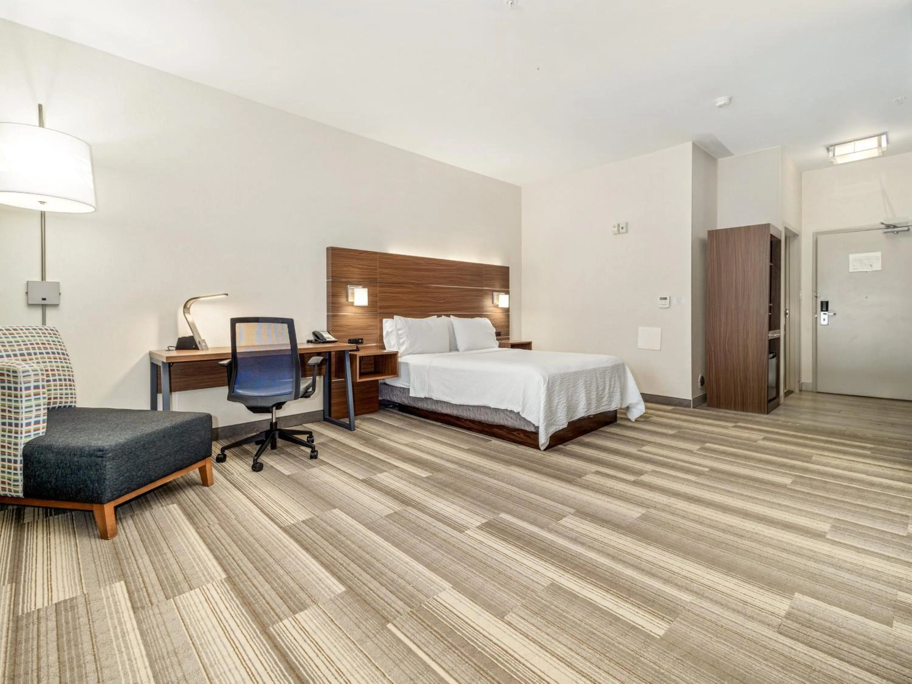 Photo of the whole room, Bed in Holiday Inn Express & Suites Medicine Hat by IHG