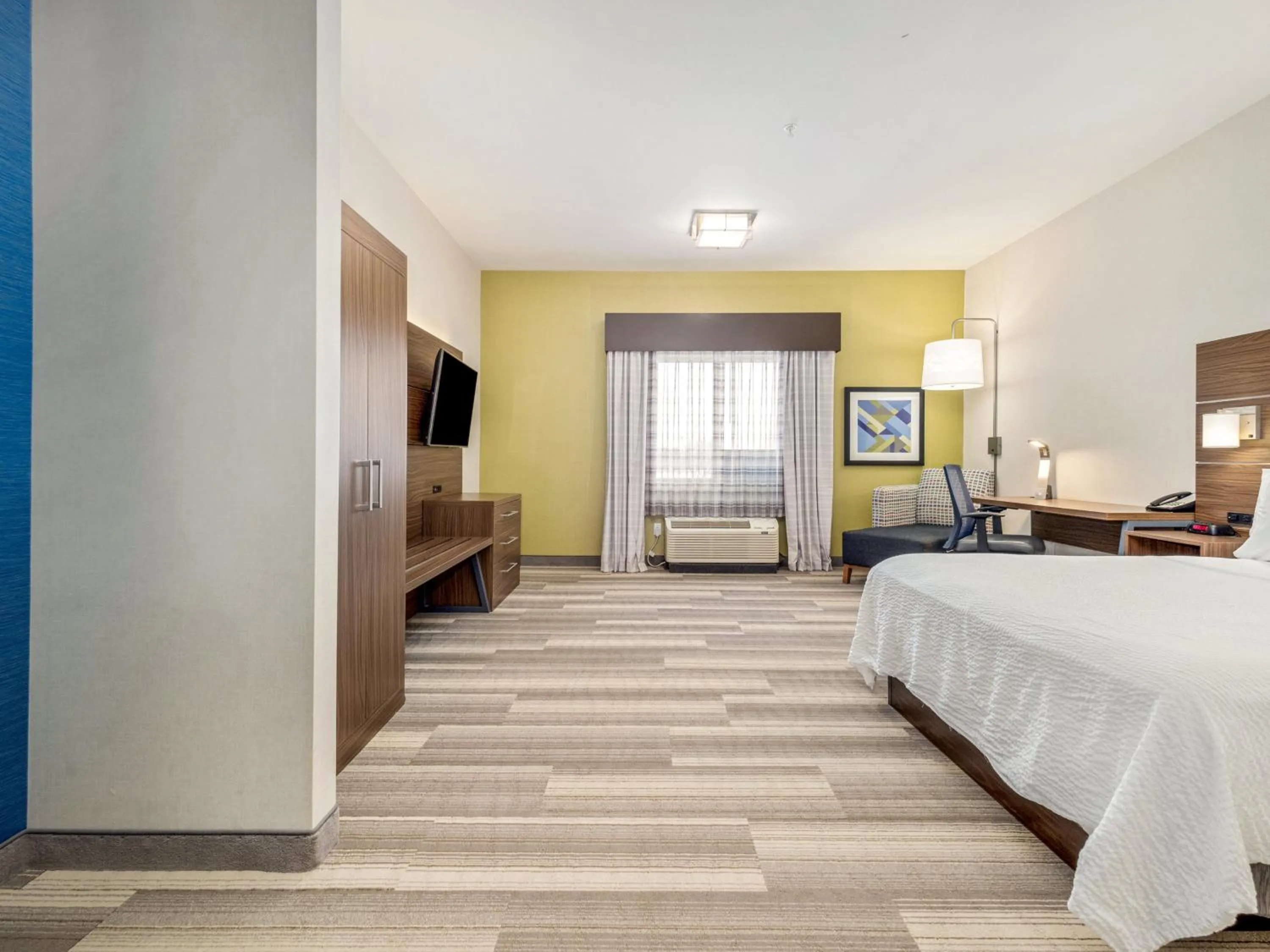 Photo of the whole room, Bed in Holiday Inn Express & Suites Medicine Hat by IHG