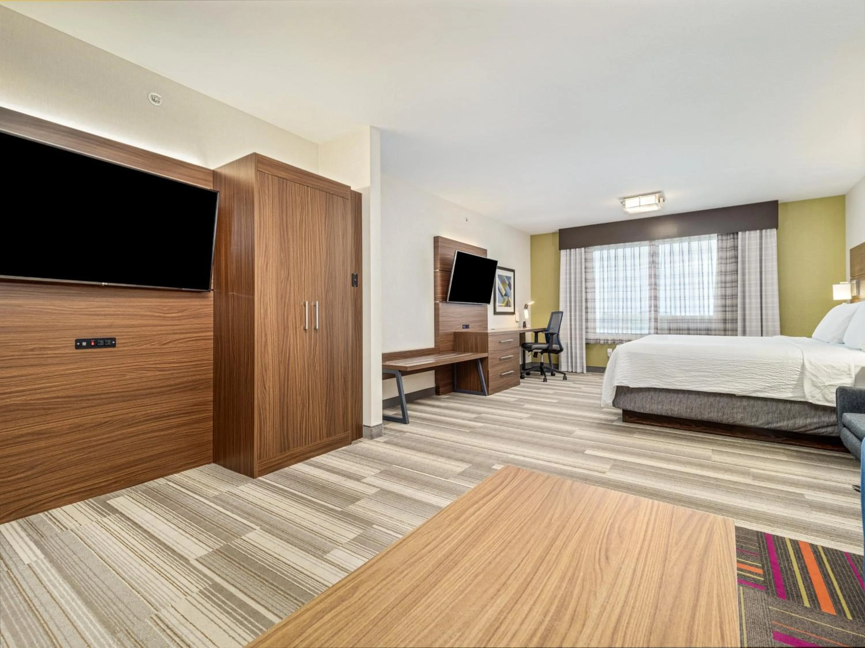 Photo of the whole room, Bed in Holiday Inn Express & Suites Medicine Hat by IHG