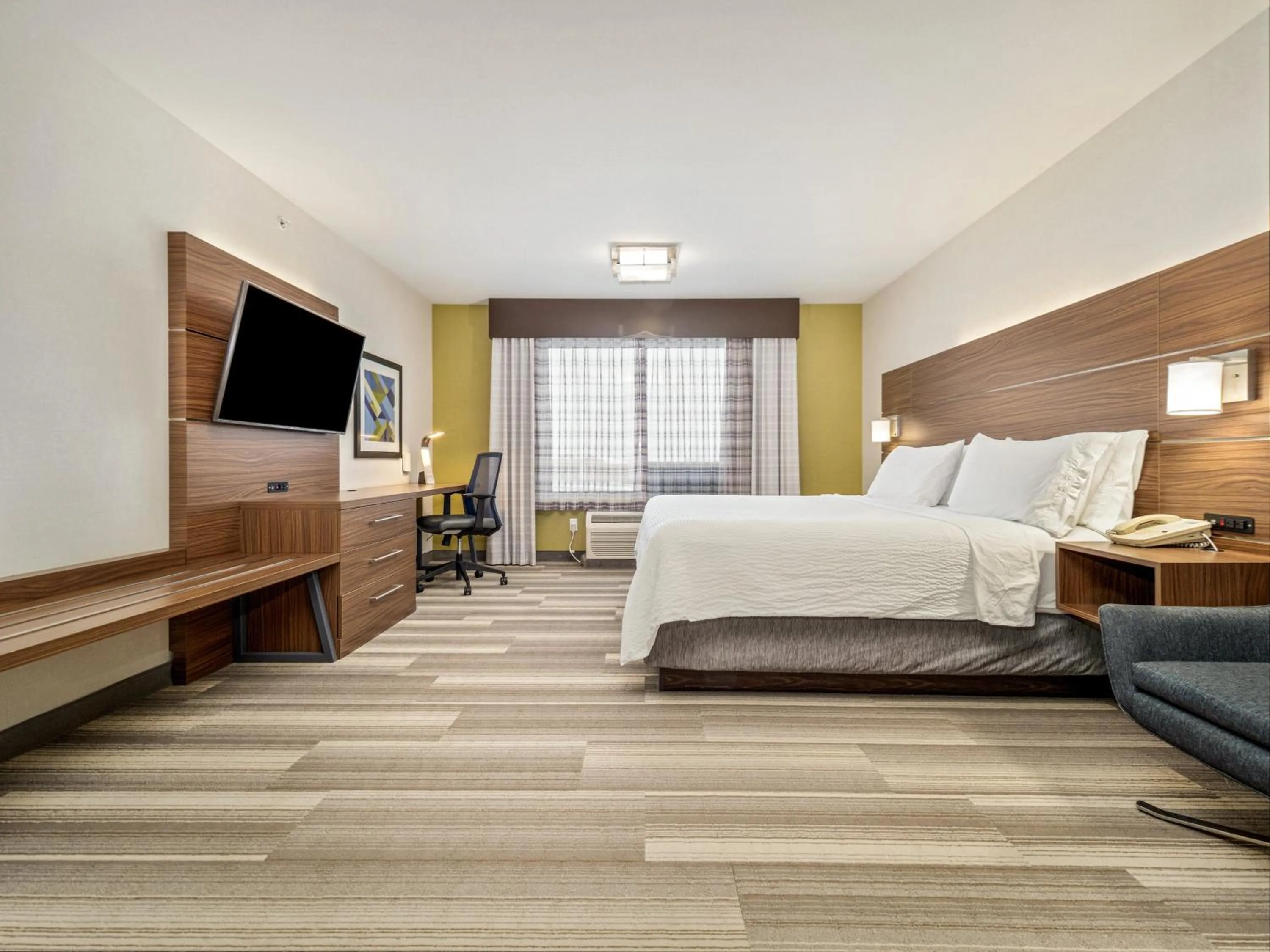 Photo of the whole room, Bed in Holiday Inn Express & Suites Medicine Hat by IHG