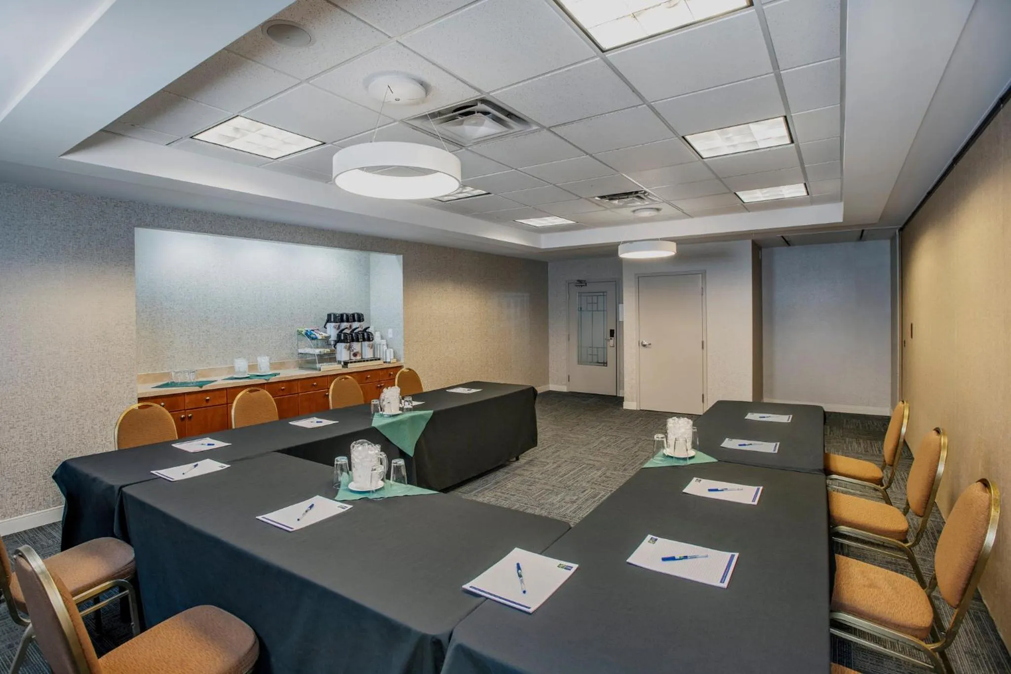 Meeting/conference room in Holiday Inn Express & Suites Medicine Hat by IHG