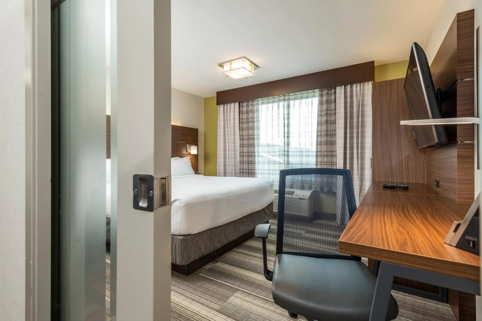 Photo of the whole room, Bed in Holiday Inn Express & Suites Medicine Hat by IHG