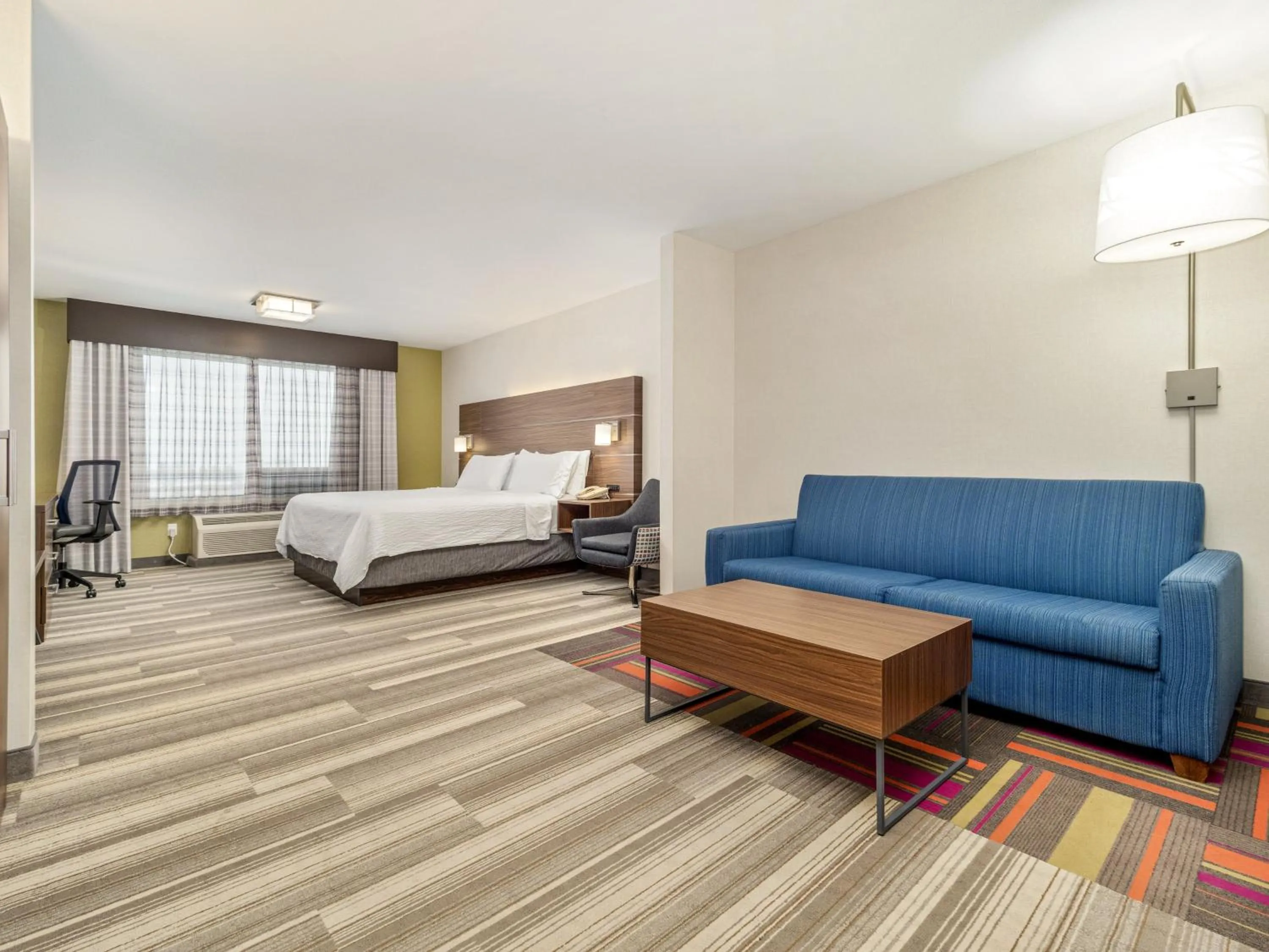 Photo of the whole room, Bed in Holiday Inn Express & Suites Medicine Hat by IHG