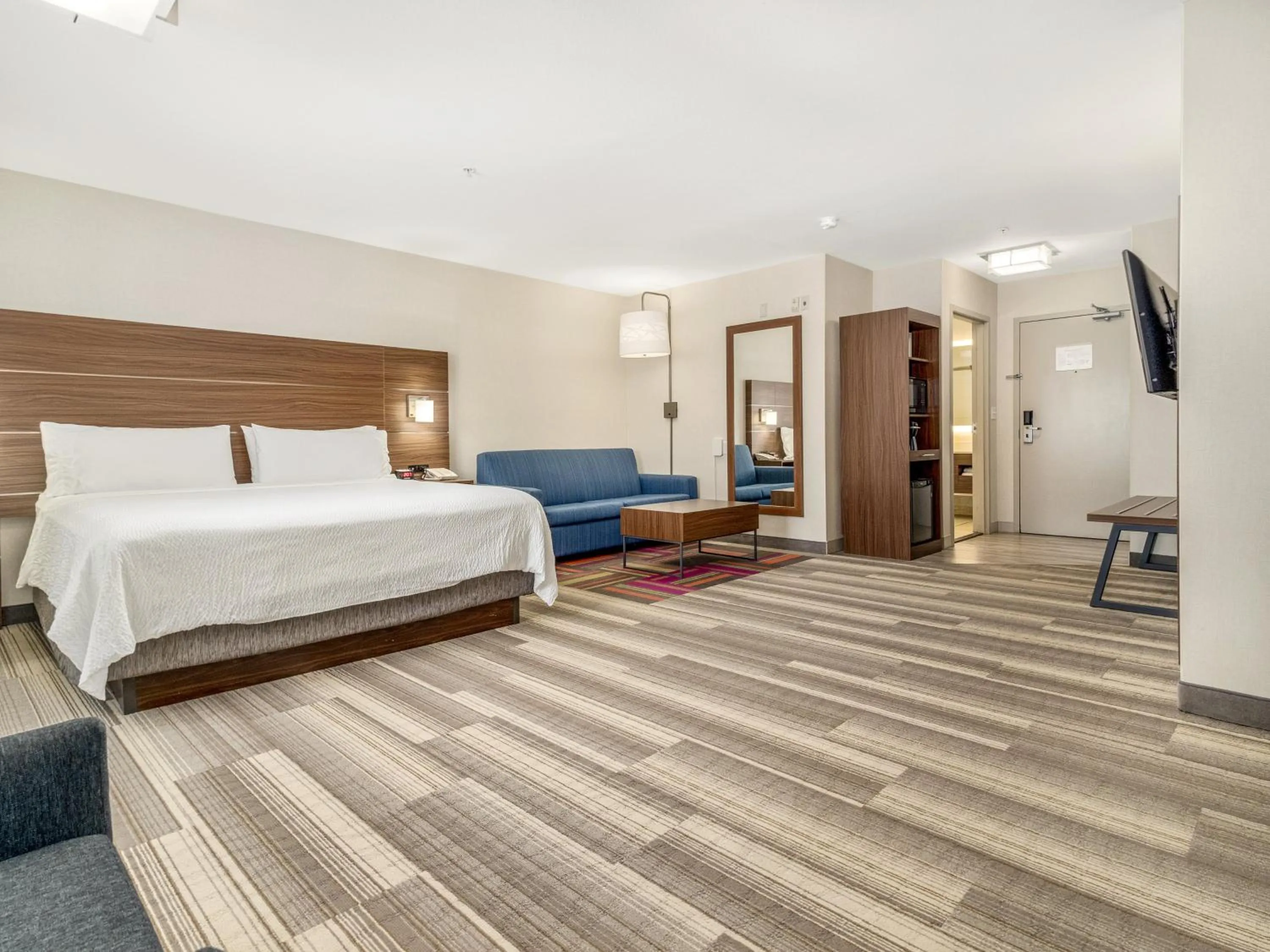 Photo of the whole room, Bed in Holiday Inn Express & Suites Medicine Hat by IHG