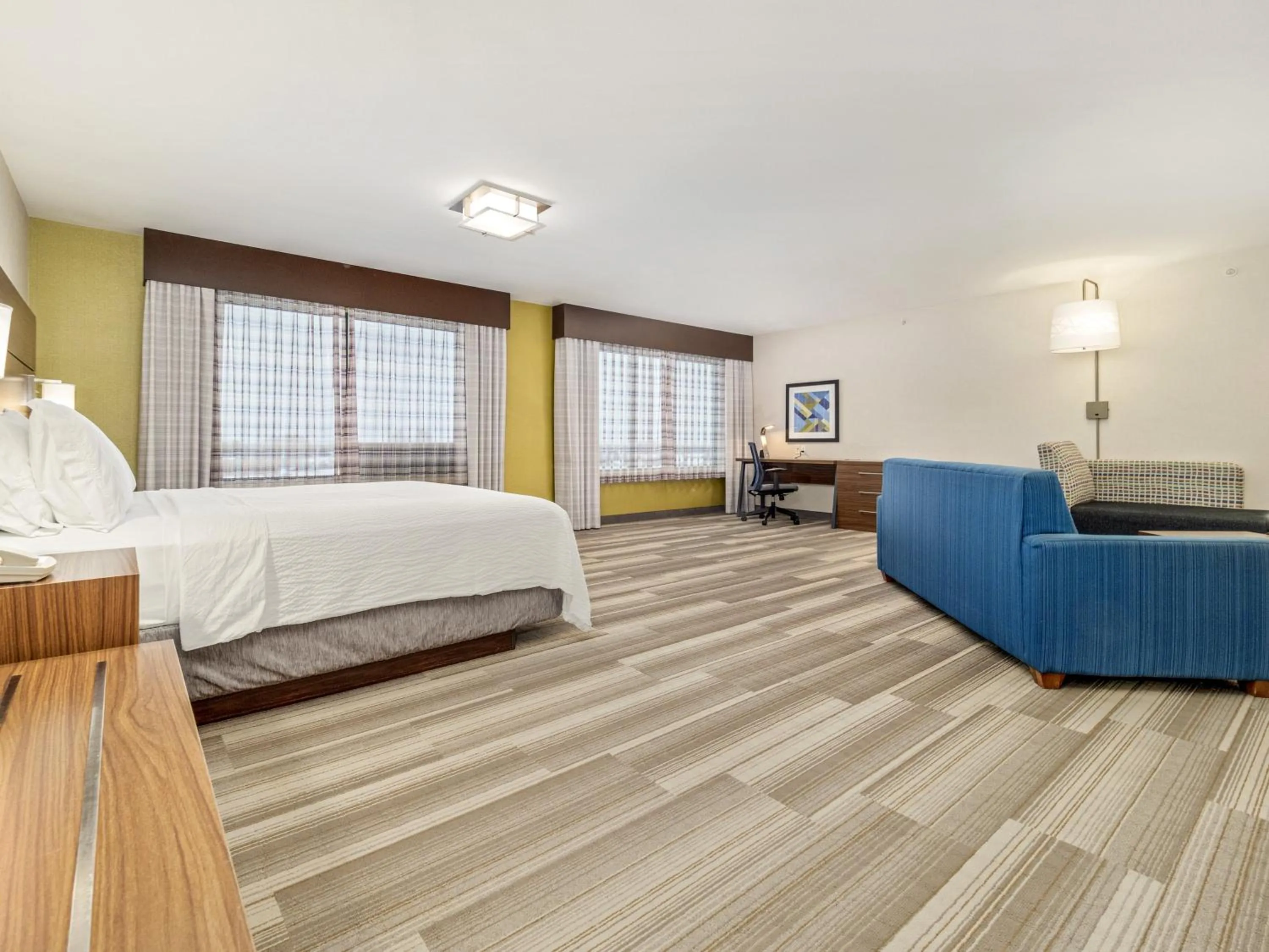 Photo of the whole room, Bed in Holiday Inn Express & Suites Medicine Hat by IHG