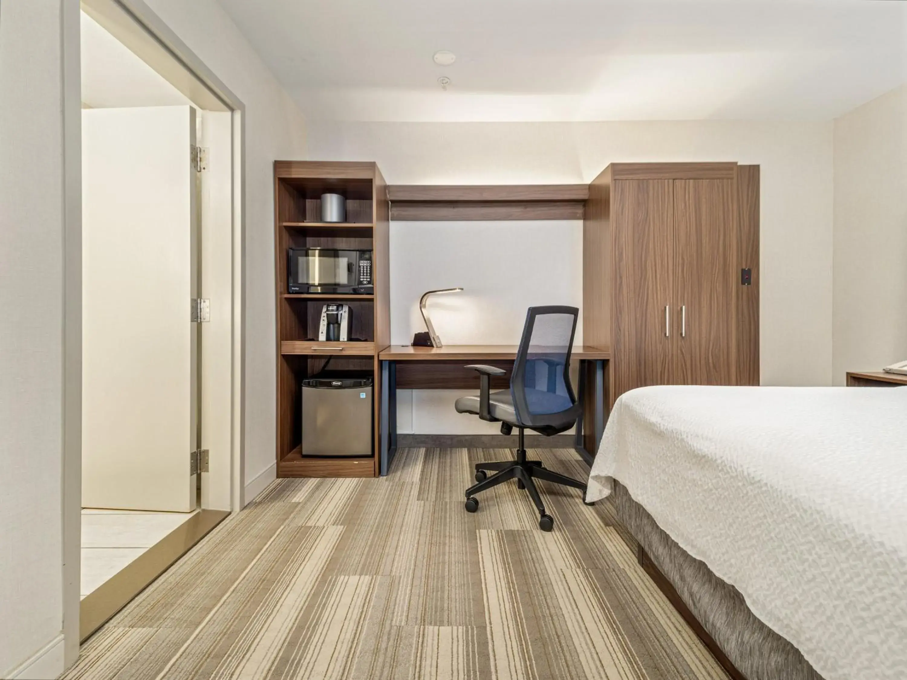 Standard Room in Holiday Inn Express & Suites Medicine Hat by IHG Standard Room in Holiday Inn Express & Suites Medicine Hat by IHG