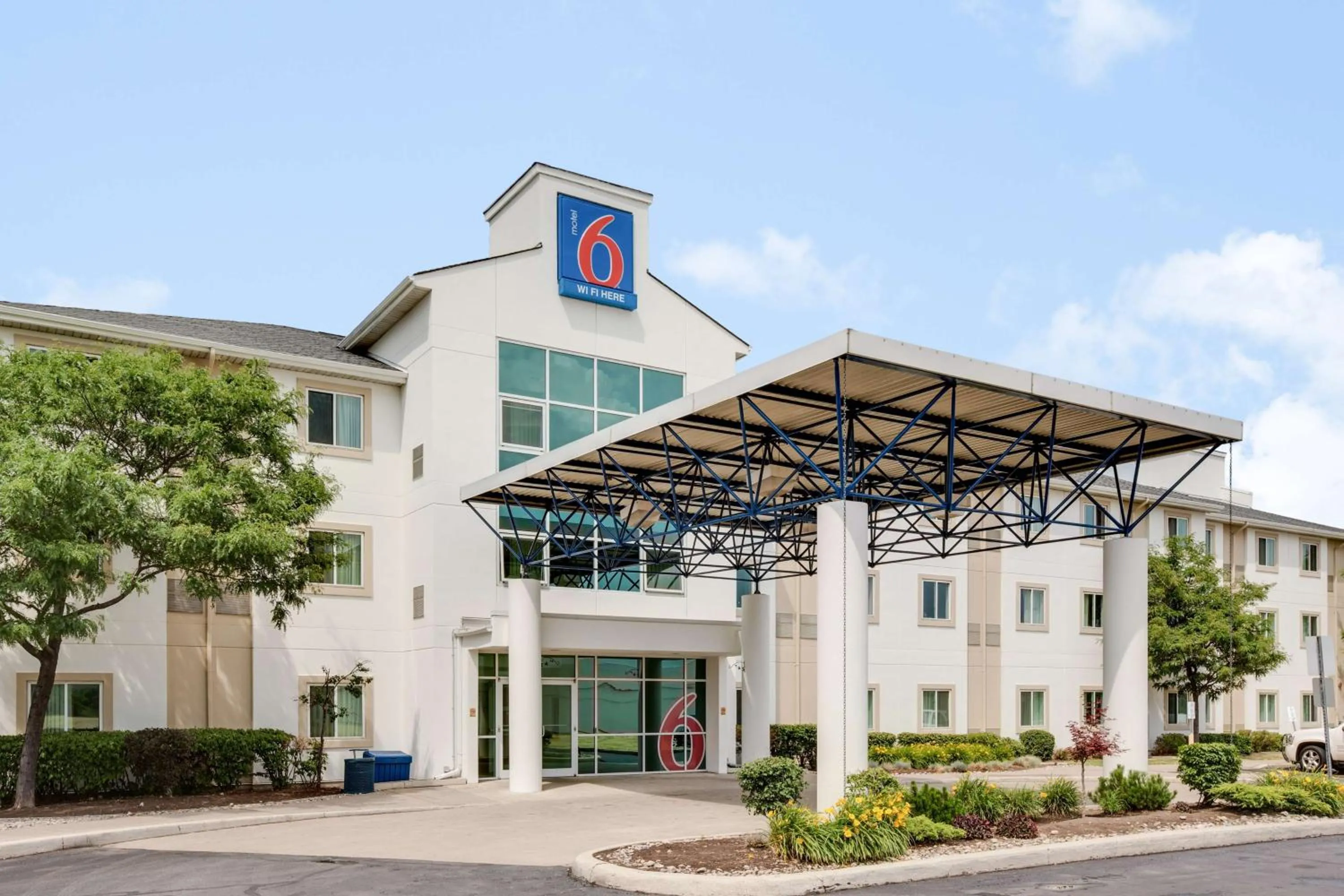 Property building in Motel 6-Brampton, ON - Toronto