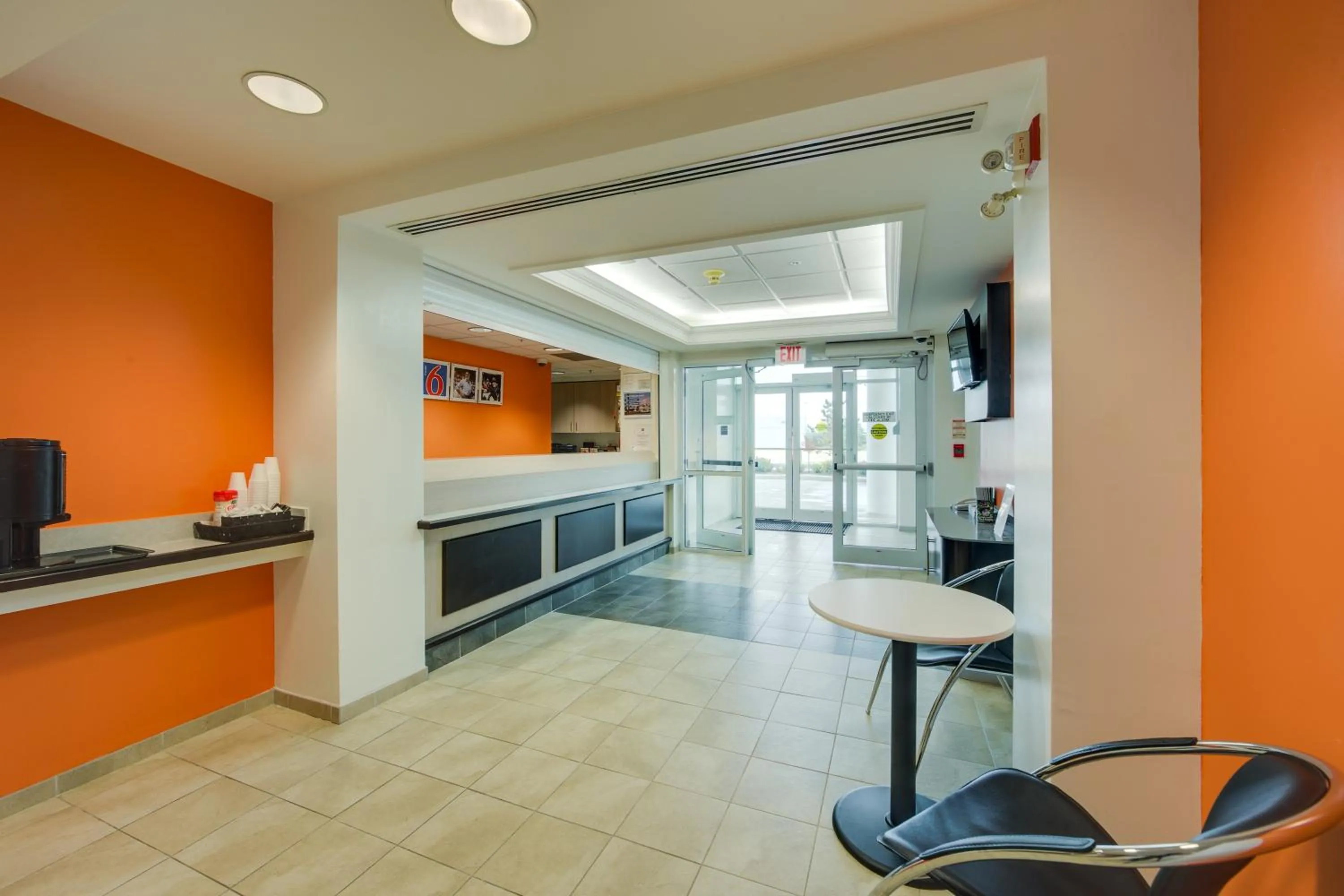 Lobby or reception in Motel 6-Brampton, ON - Toronto