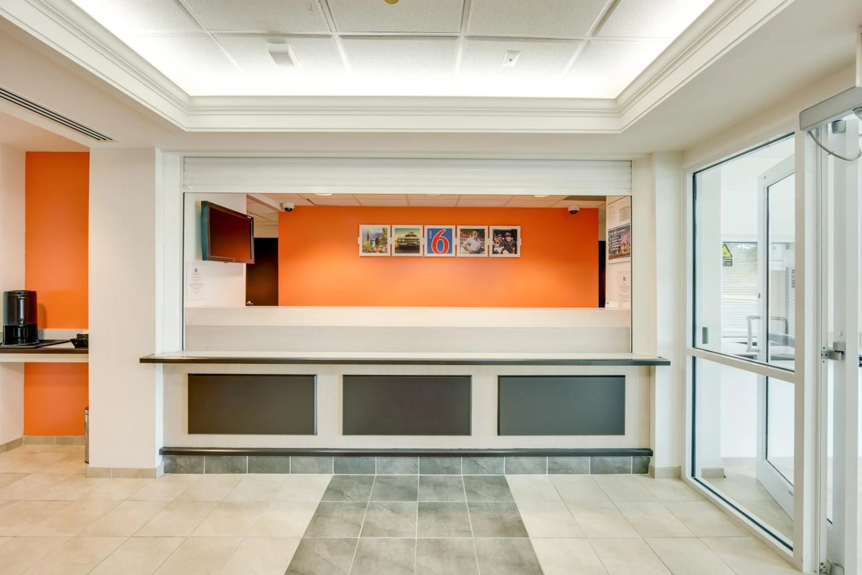 Lobby or reception in Motel 6-Brampton, ON - Toronto