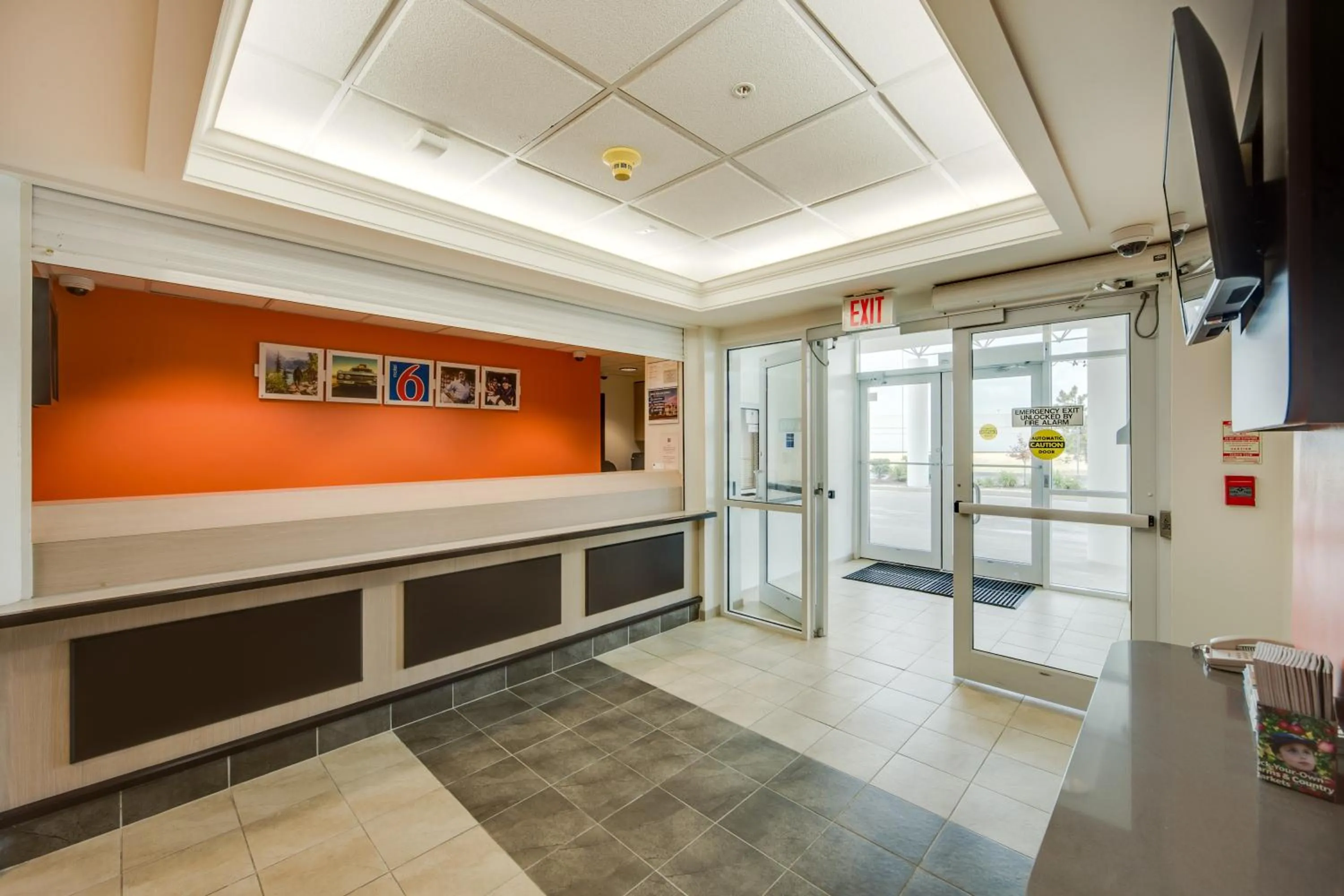 Lobby or reception in Motel 6-Brampton, ON - Toronto