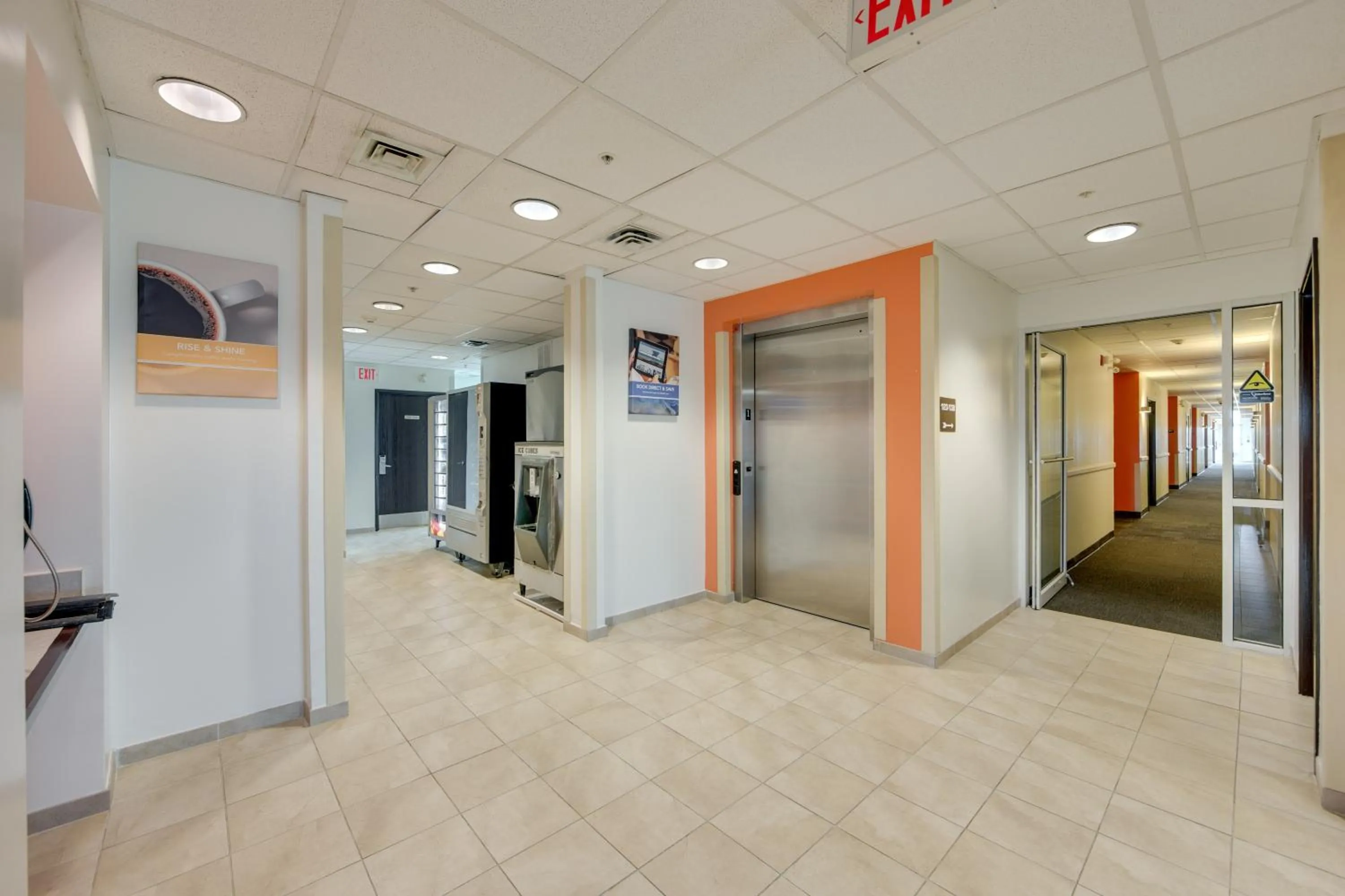 Lobby or reception in Motel 6-Brampton, ON - Toronto