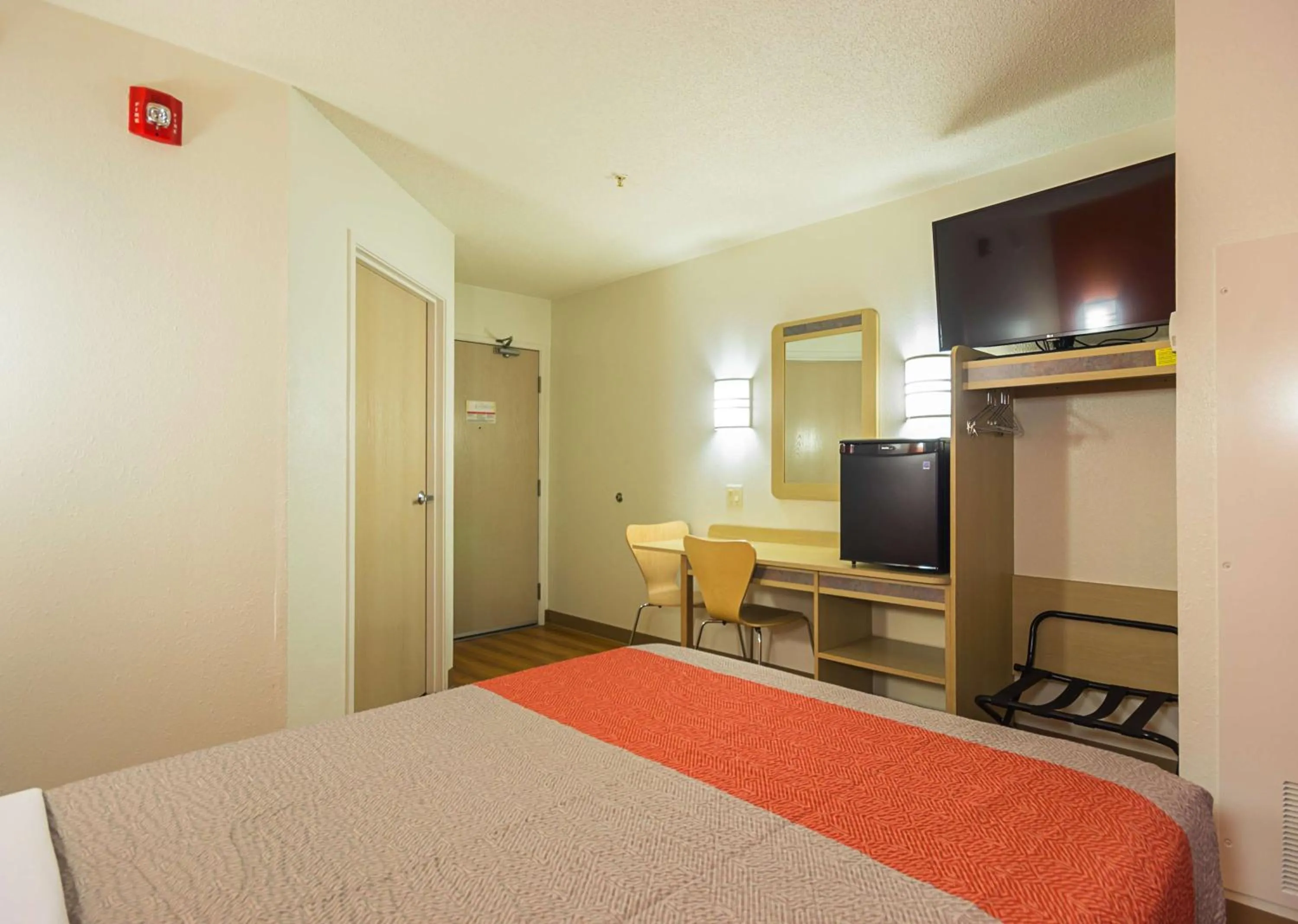 TV and multimedia, Bed in Motel 6-Whitby, ON - Toronto East