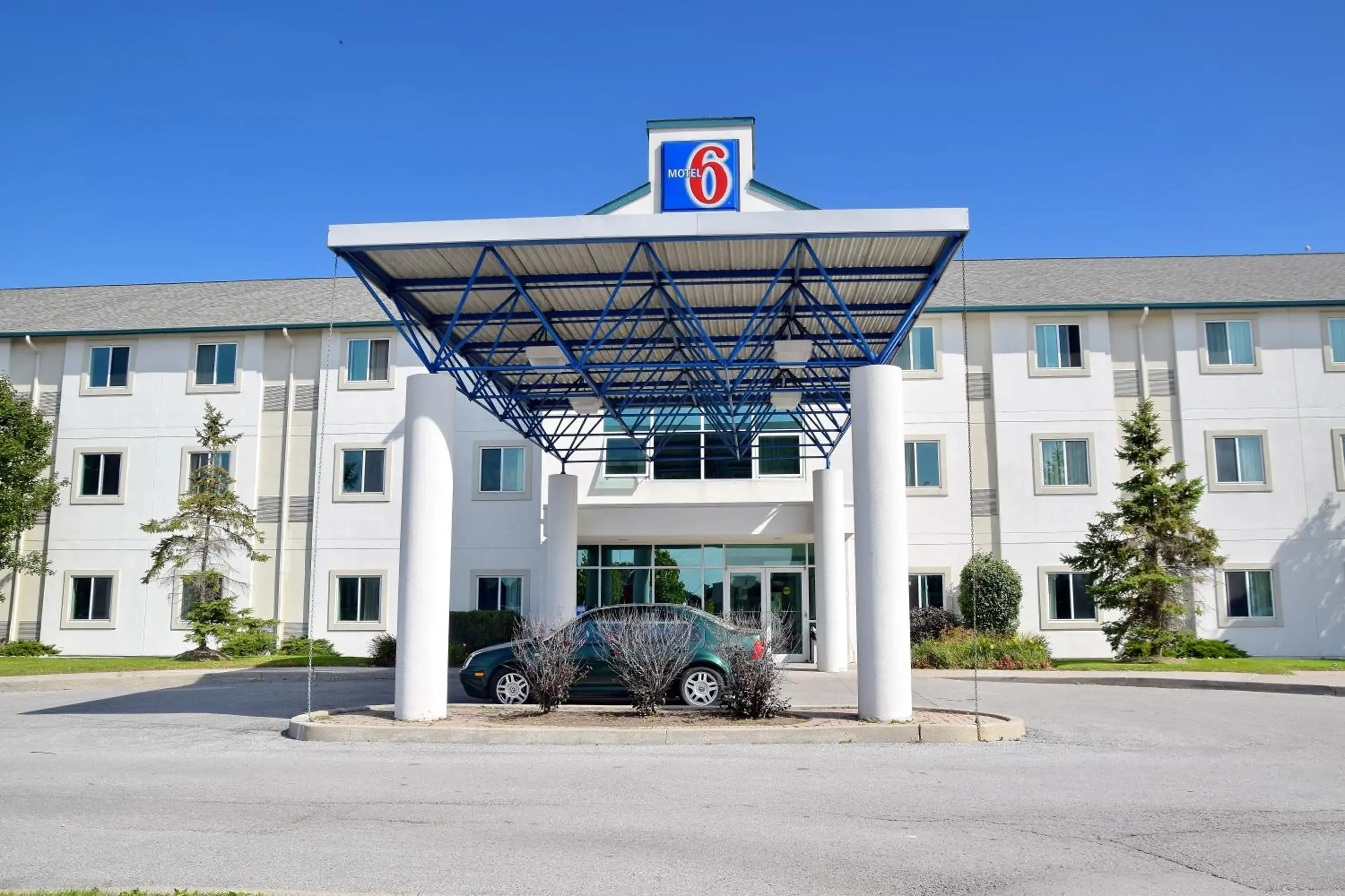 Facade/entrance in Motel 6-Whitby, ON - Toronto East Facade/entrance in Motel 6-Whitby, ON - Toronto East