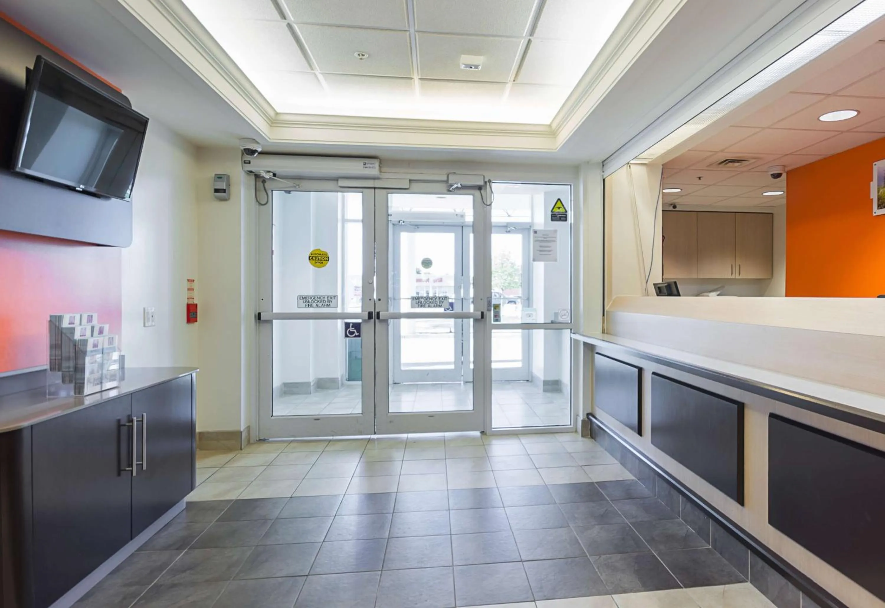 TV and multimedia in Motel 6-Whitby, ON - Toronto East