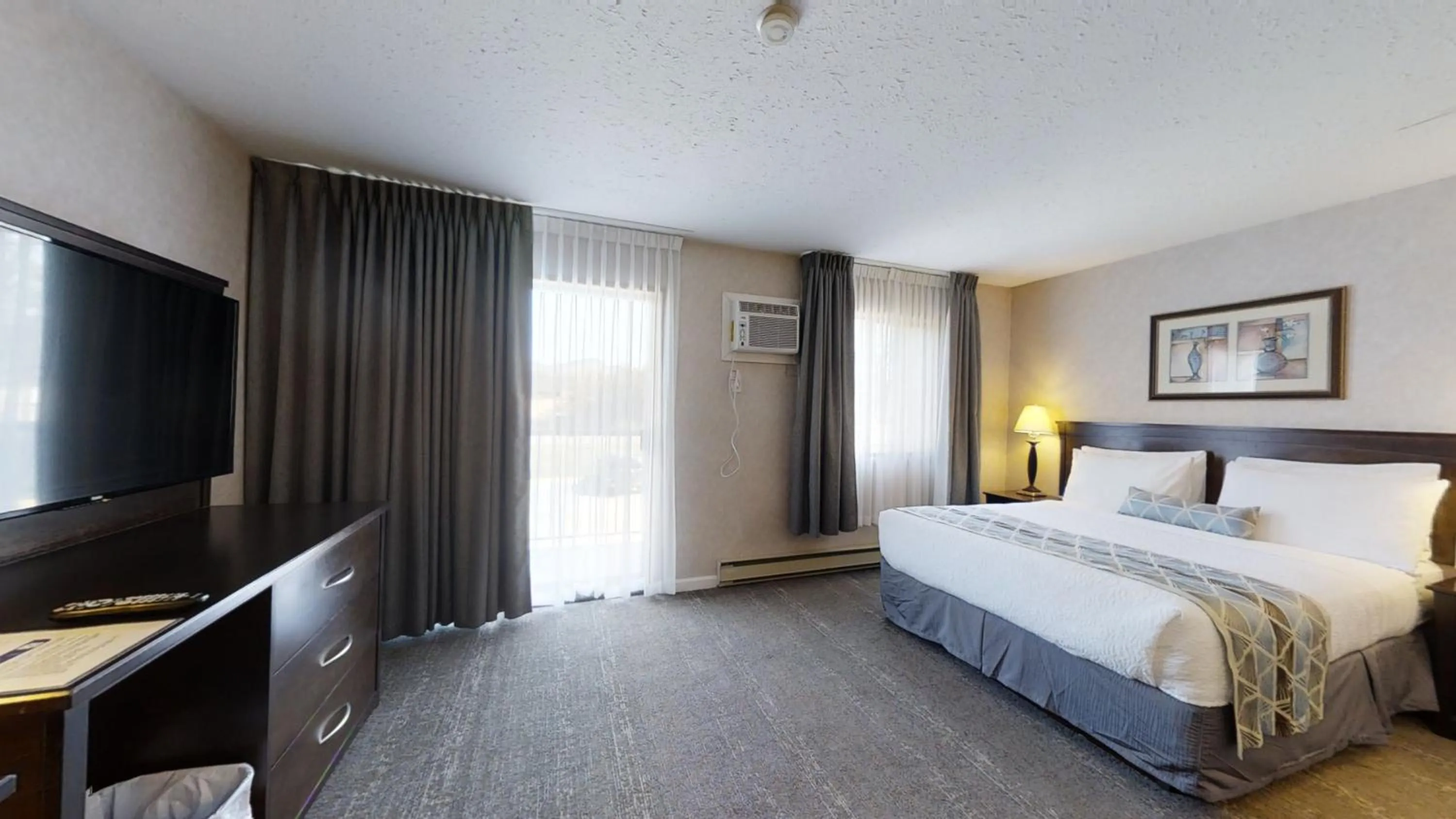 Photo of the whole room, Bed in Dilworth Inn Kelowna